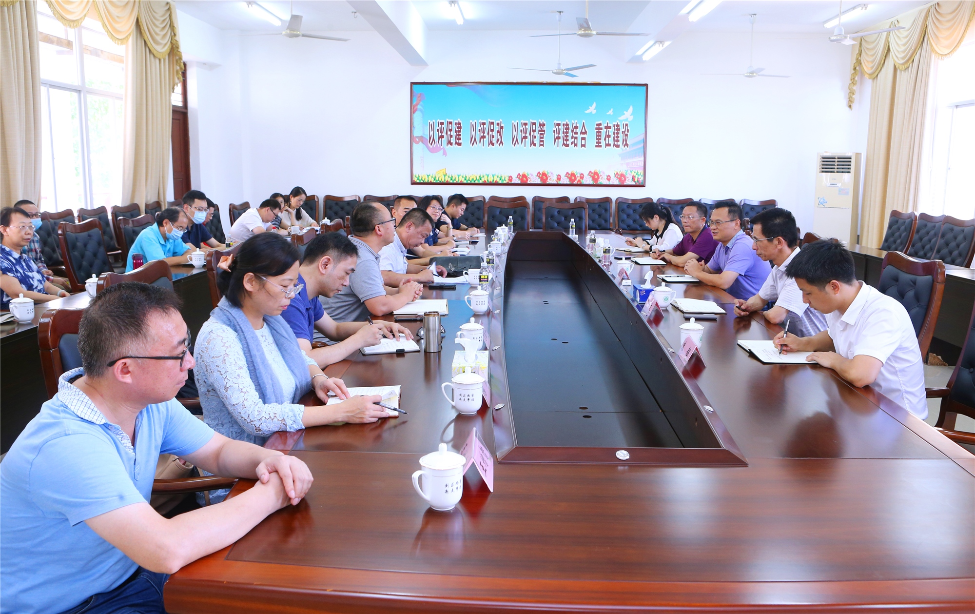 校领导走访调研马克思主义学院和法学院