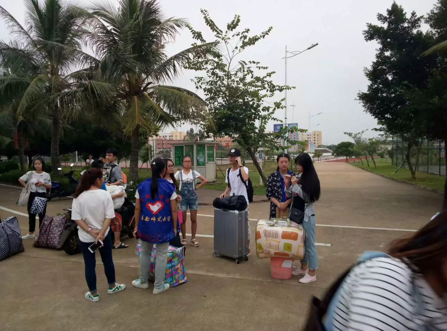 踏着晨辉，走上支教的旅途――记马克思主义学院送大四学子顶岗支教