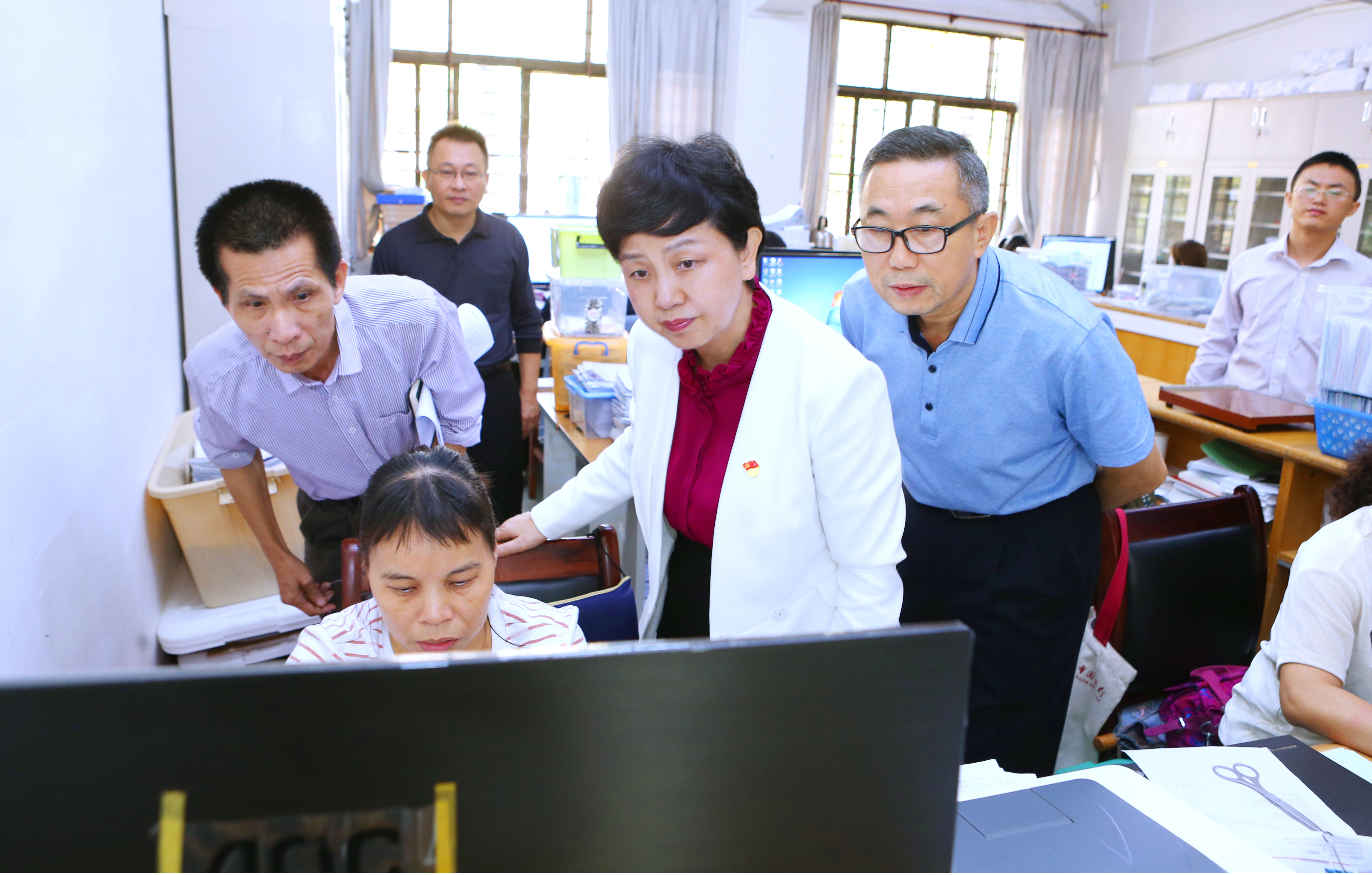 李红梅慰问表扬财务处