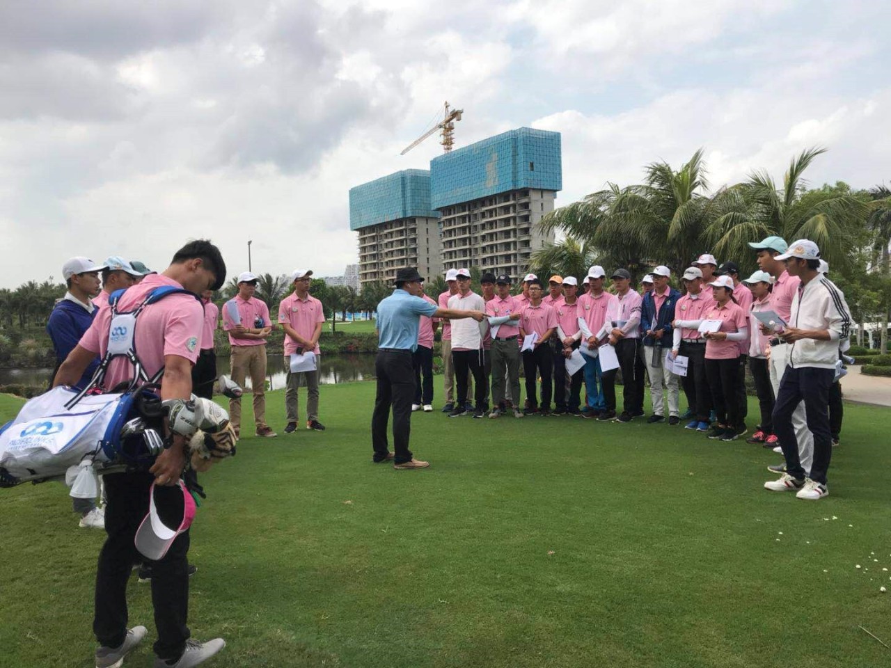 我校体育学院高尔夫方向班学生担任美巡系列赛志愿者