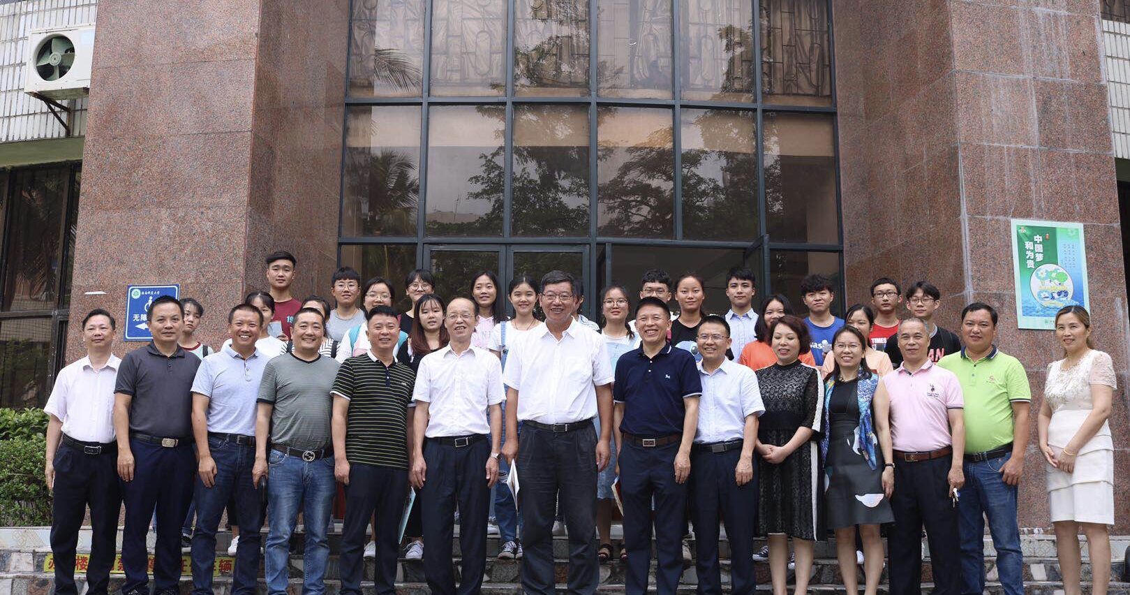 我校举办“海南省四川商会助学金”发放仪式