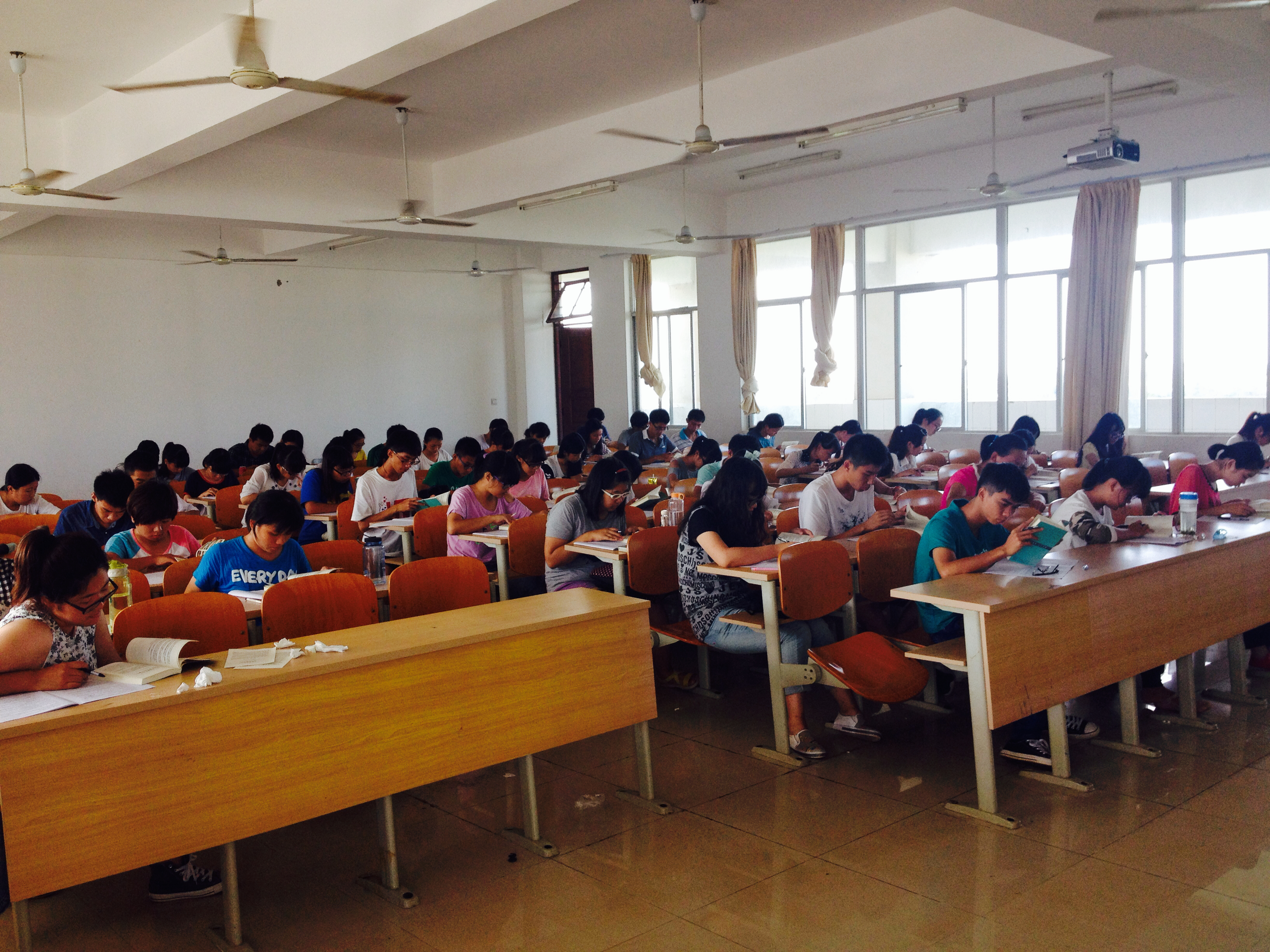 无规矩不成方圆――记经济与管理学院新生校纪校规考试