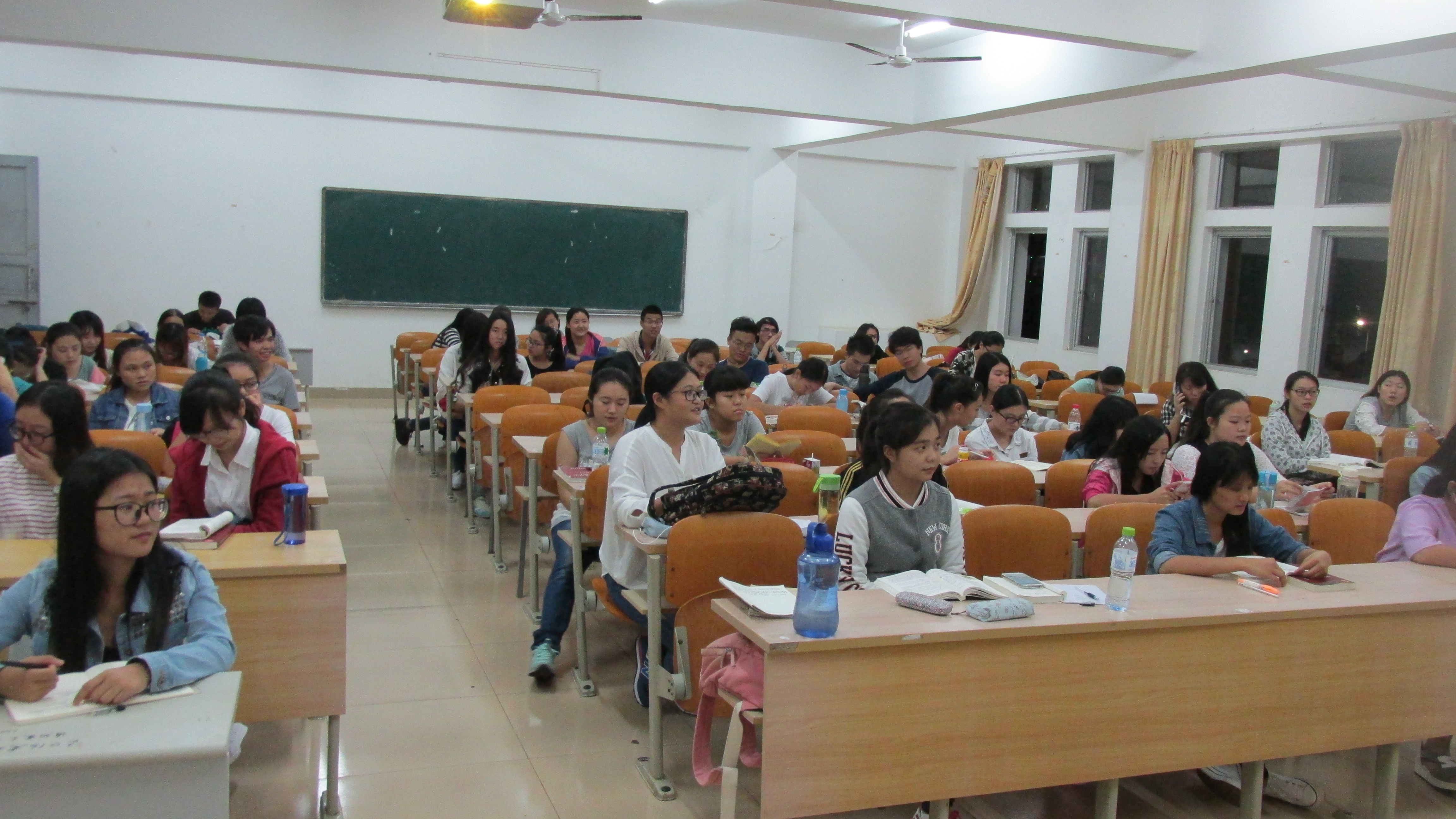 守法律法规，扬宪法精神――记文学院14级汉语言文学1班弘扬宪法精神主题班会