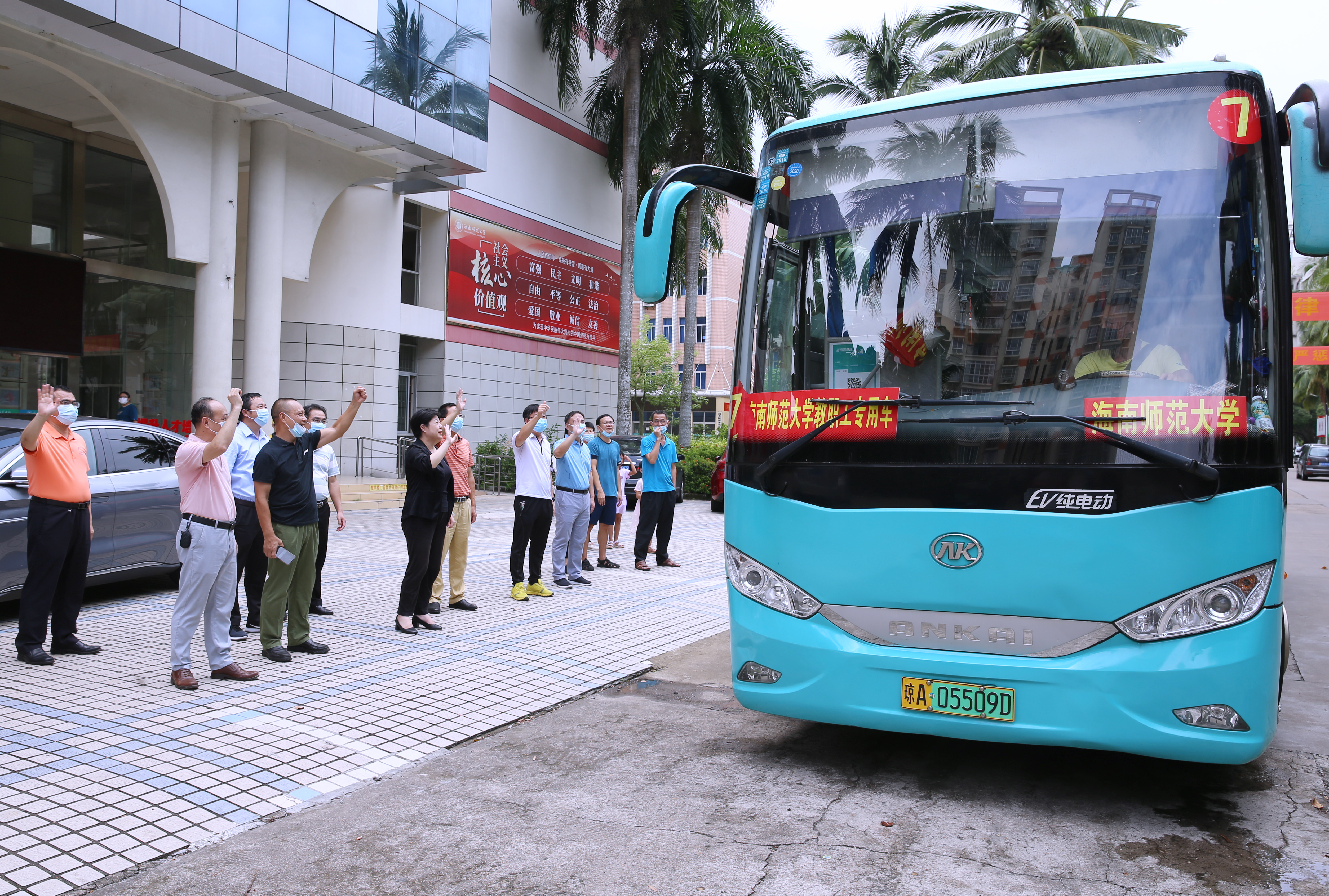 我校第三、第四、第五批教师志愿服务队出征战疫一线