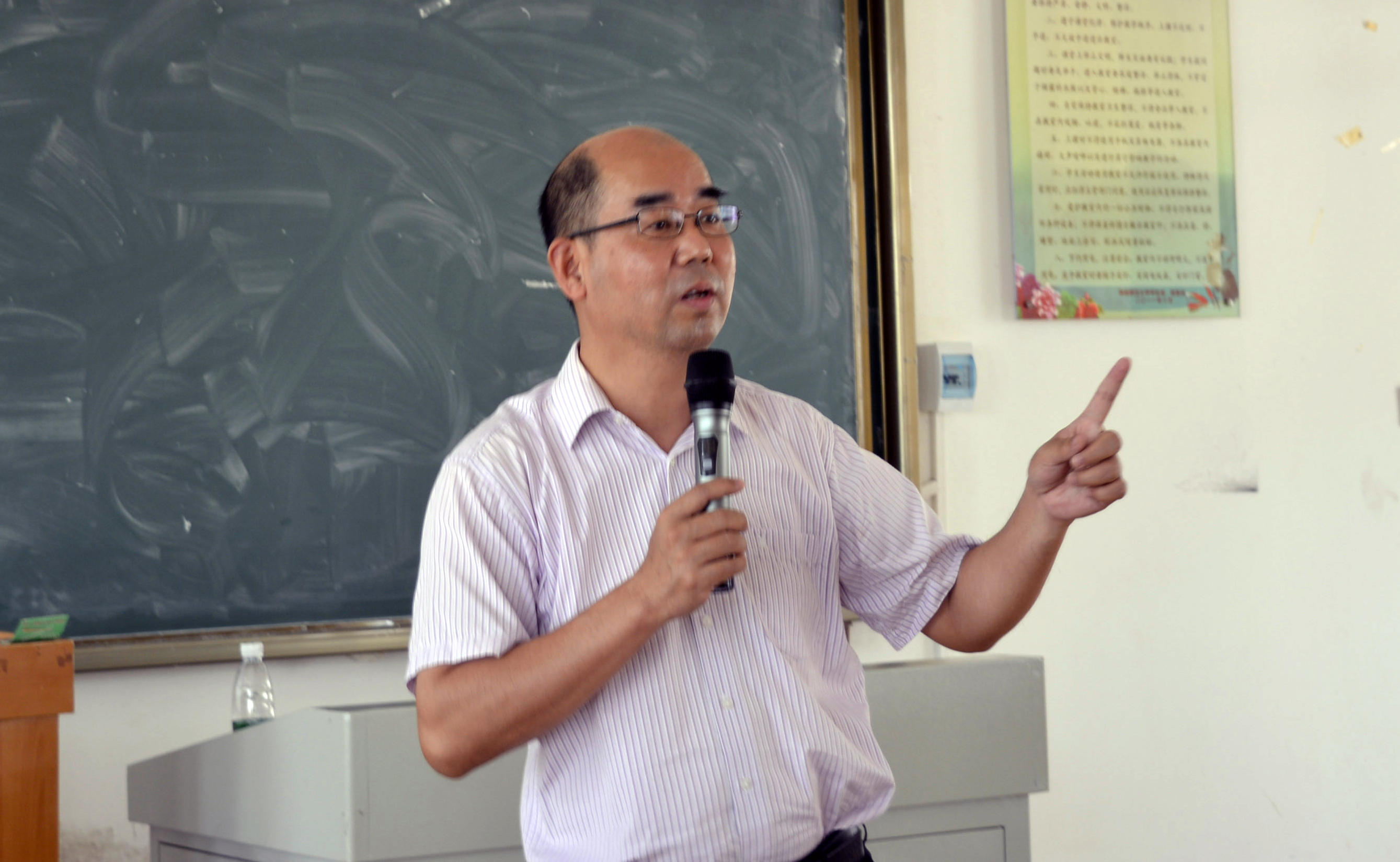 扬文明礼仪,树良好风范――记新闻传播与影视学院陶书记文明礼仪知识讲座