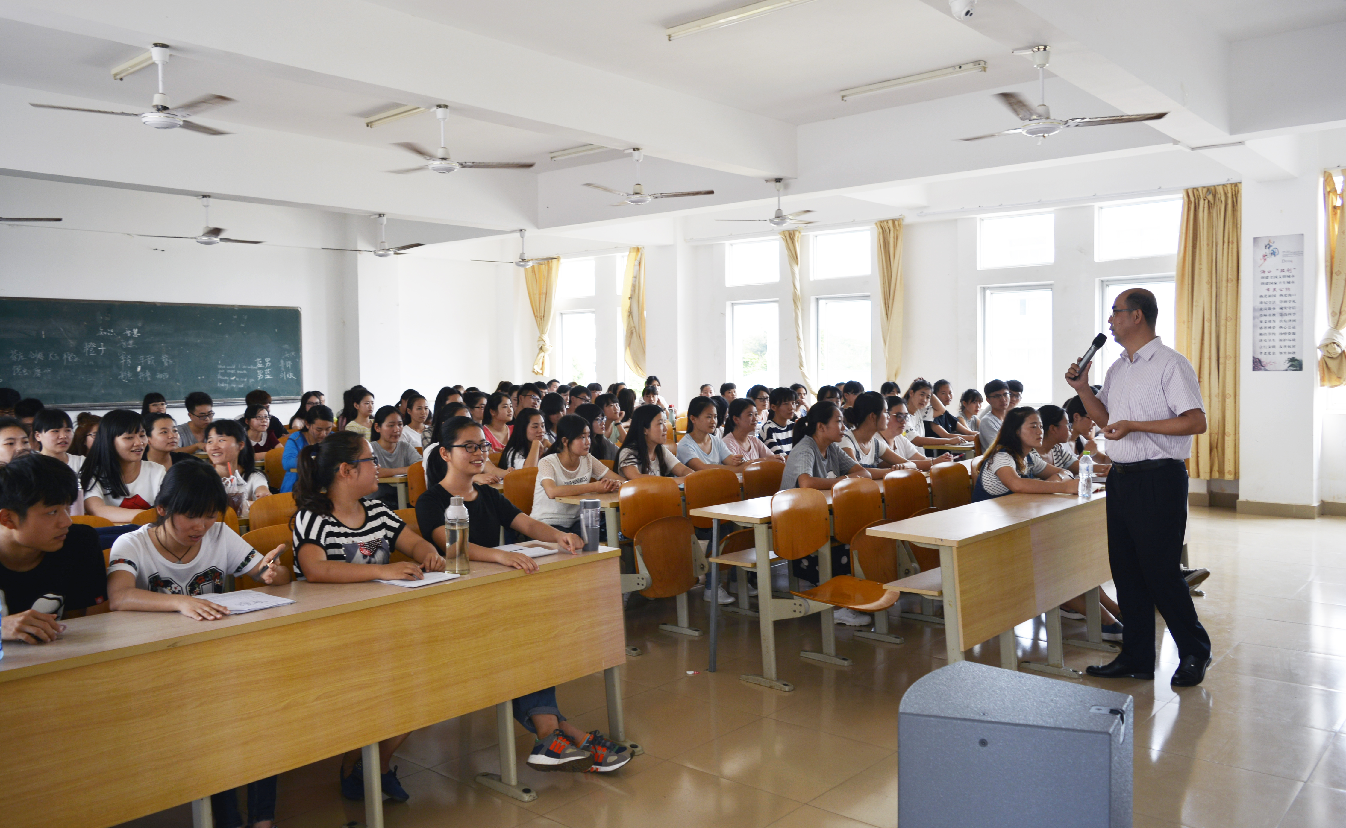 扬文明礼仪,树良好风范――记新闻传播与影视学院陶书记文明礼仪知识讲座