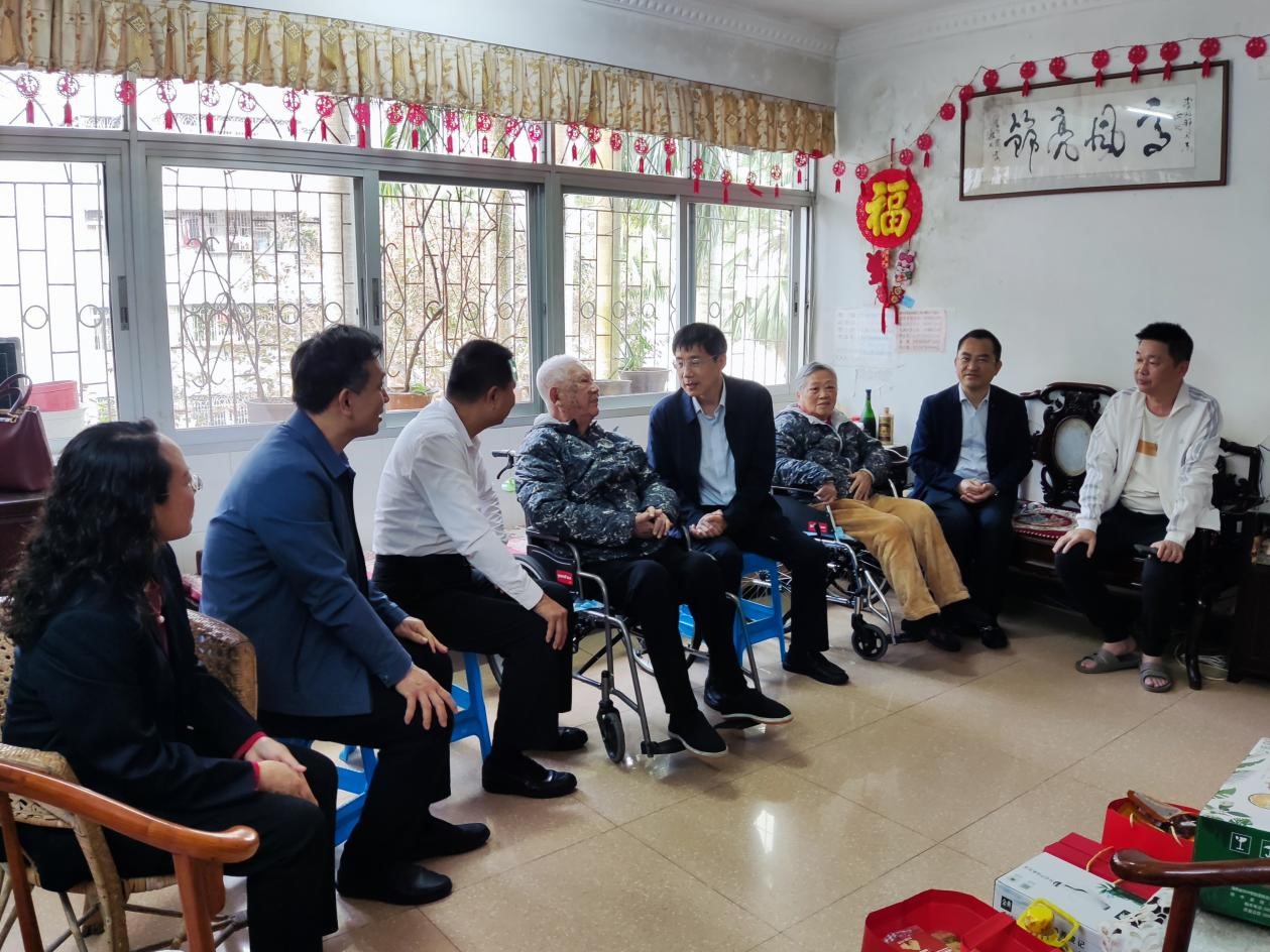 省委组织部和海南师范大学联合慰问离休干部李光邦