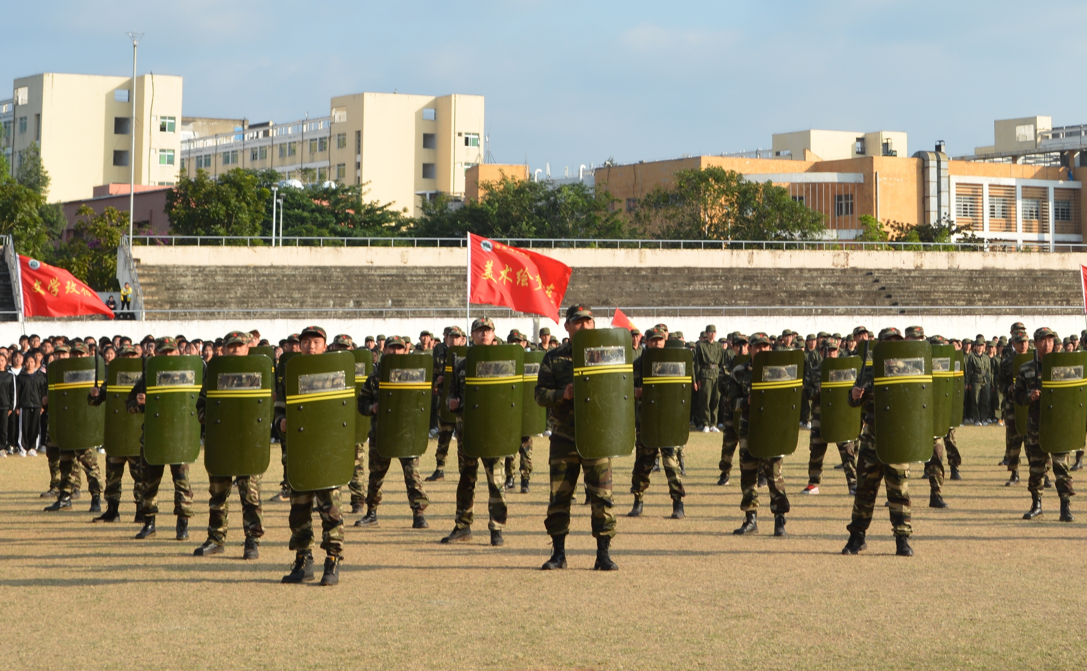 2020级本科生军训汇报表演暨总结表彰大会举行