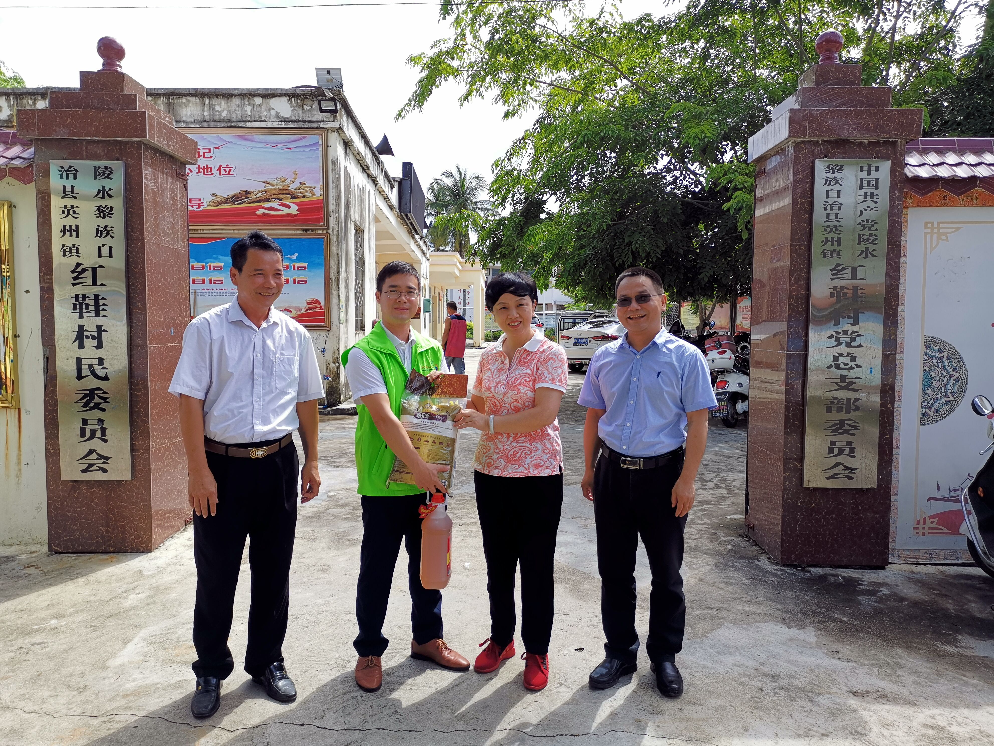 李红梅看望乡村振兴工作队：扎根农村、“十抓十好”