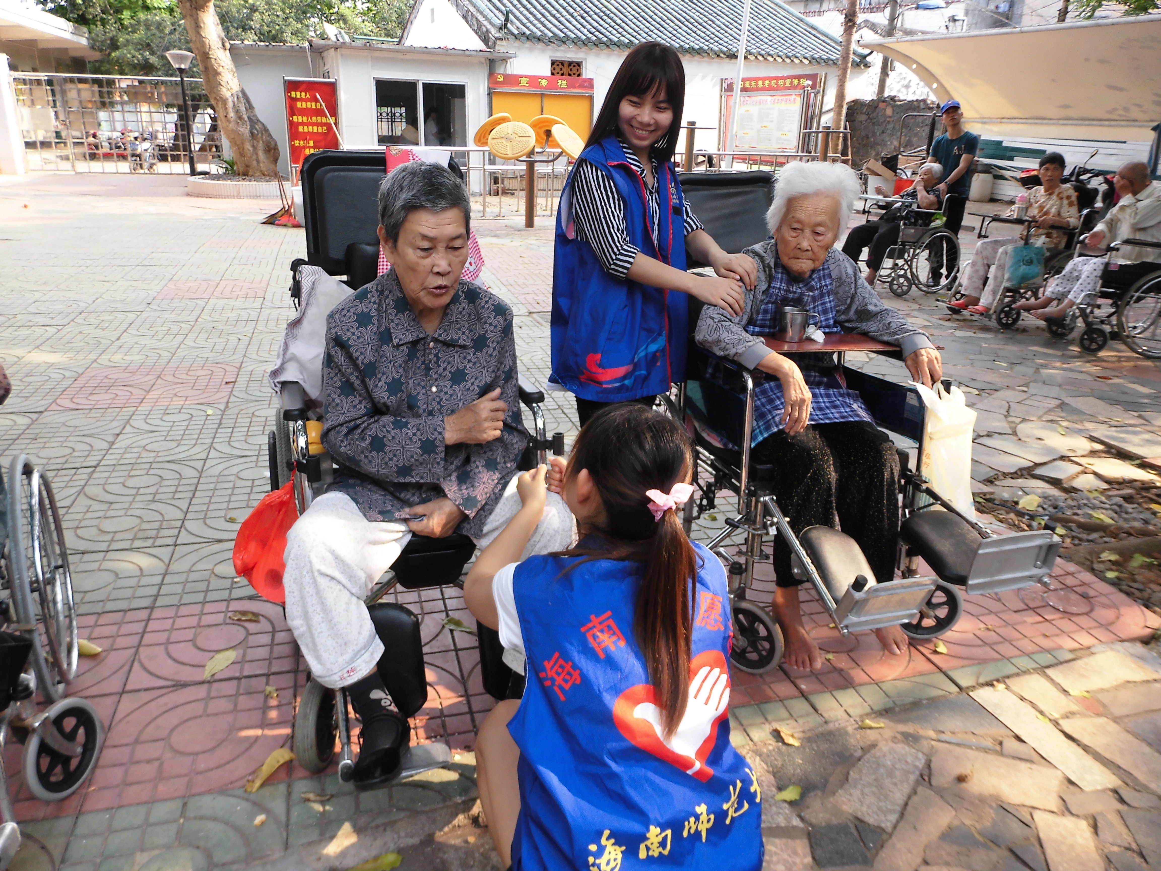 弘扬传统美德，树立爱老作风――外国语学院开展“俏夕阳”志愿活动