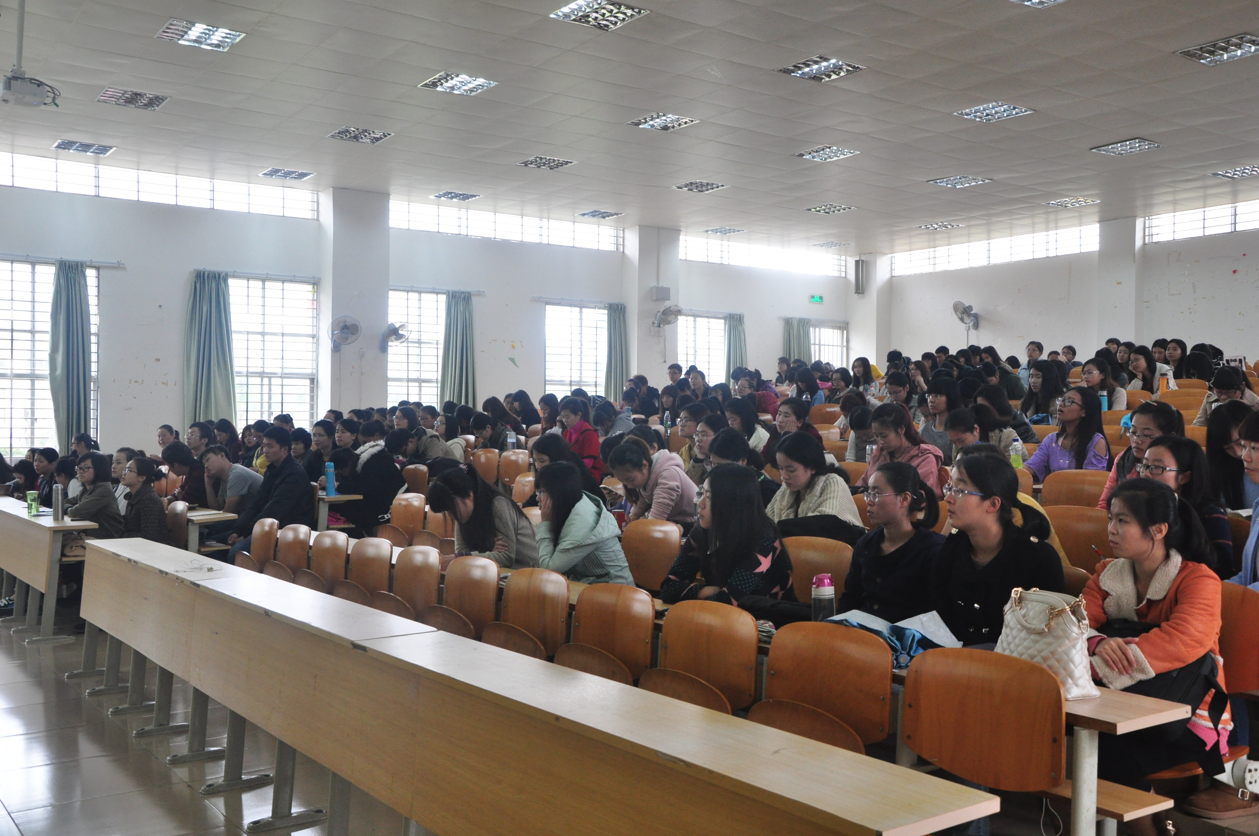 职业的魅力，梦想的美丽——外国语学院召开2015届毕业生就业工作动员大会