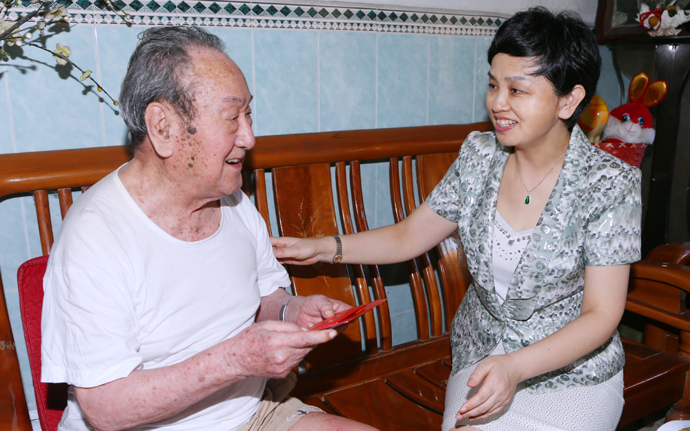 校领导慰问离休老干部