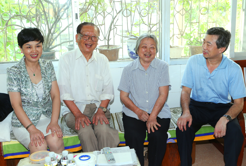 校领导慰问离休老干部