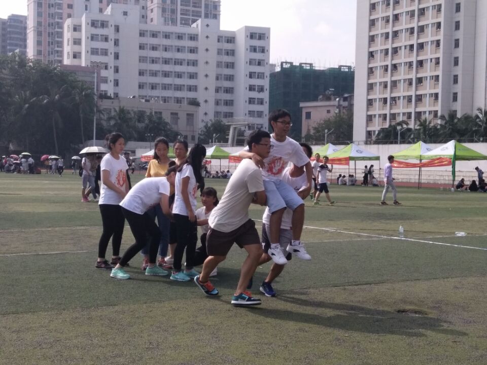青年之声・阳光体育，快乐青春�D�D记海南师范大学“最强班级争霸赛”趣味运动会