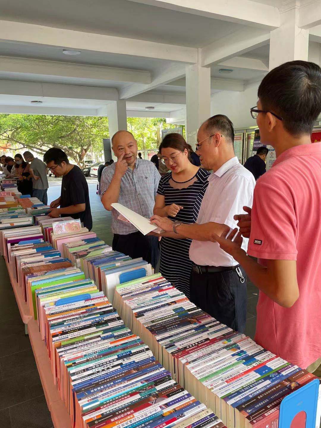 海南师范大学“精品教材进课堂”教材巡展活动圆满结束