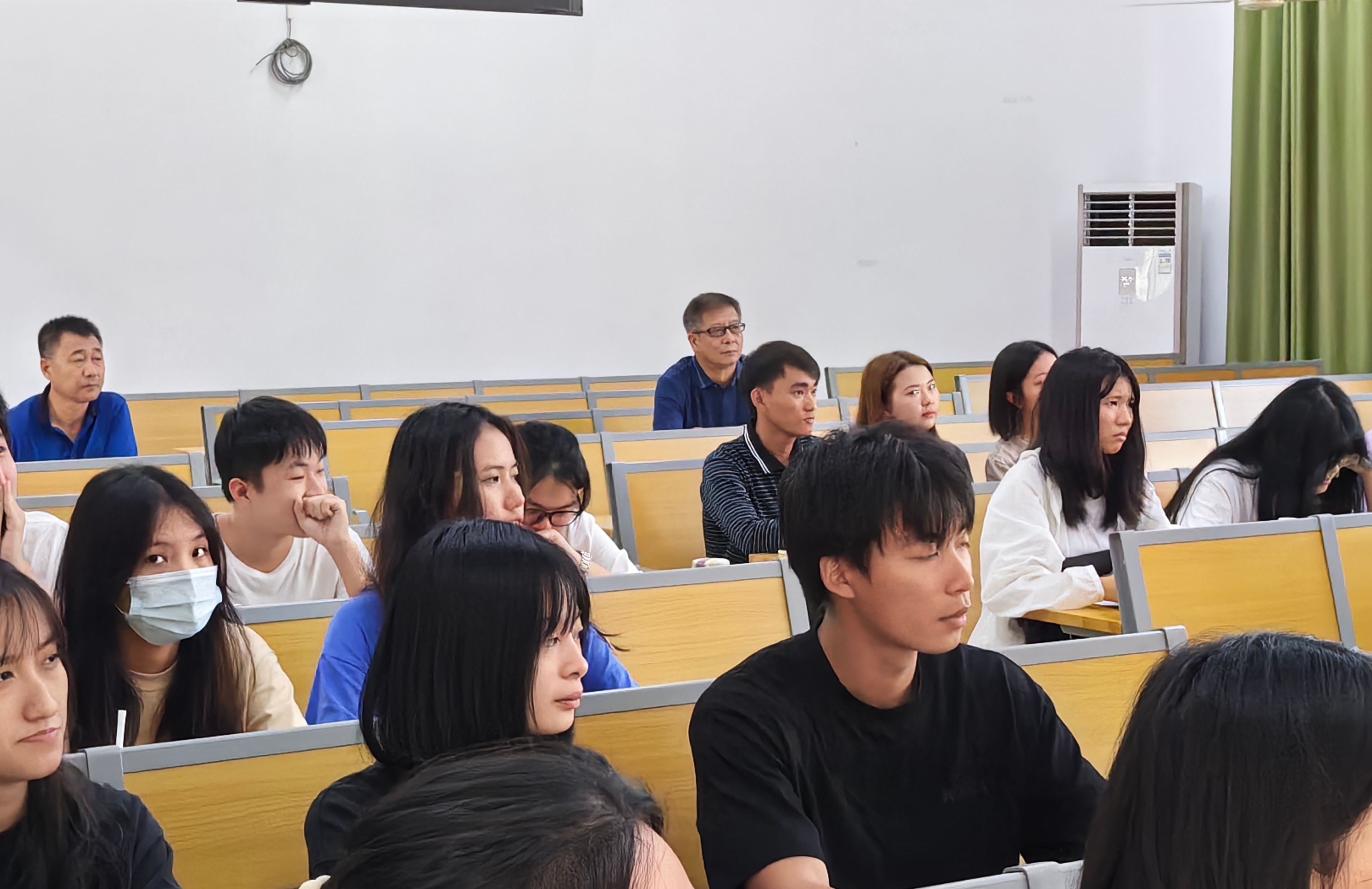 校领导检查开学工作并与学生同上开学第一课