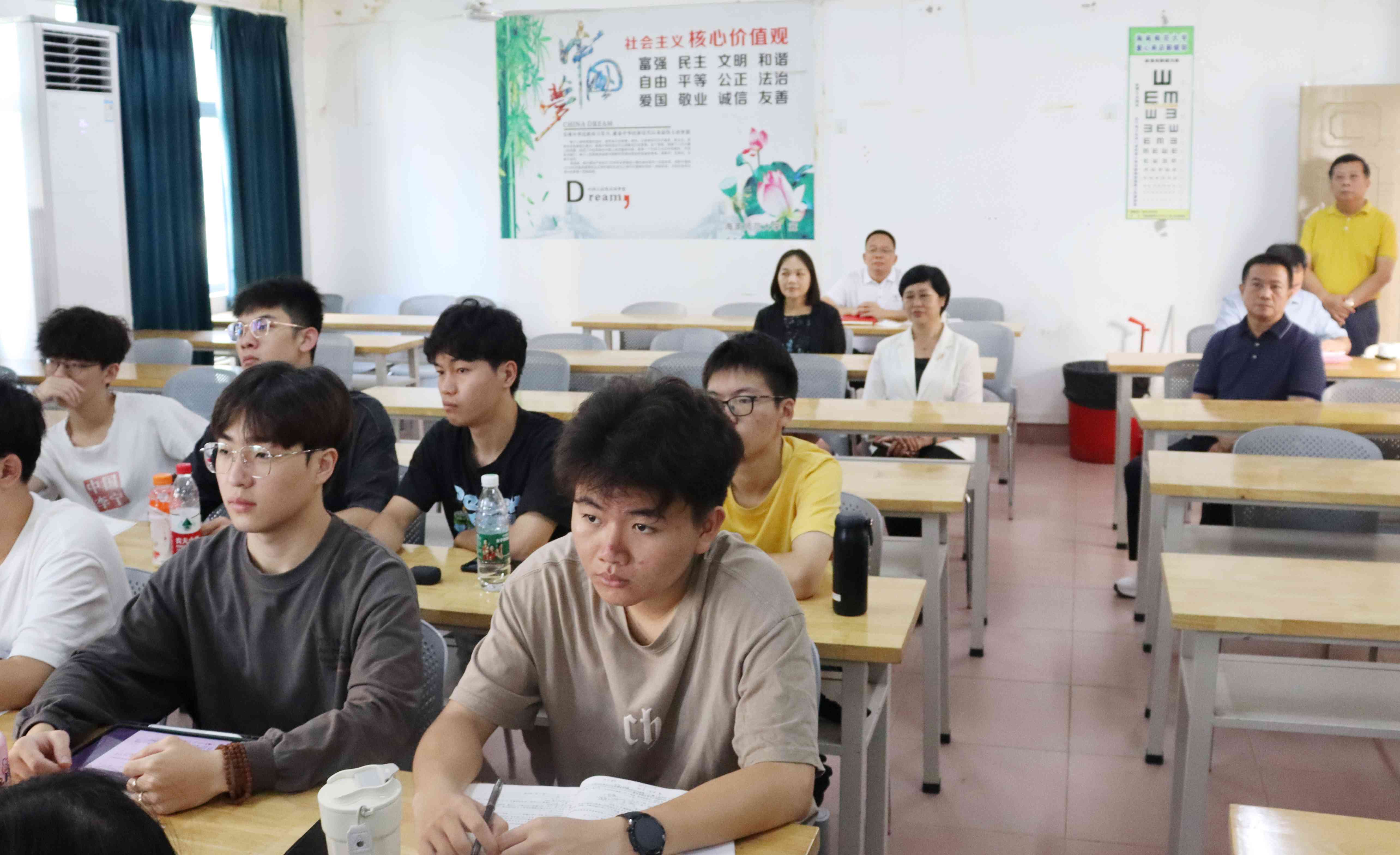 校领导检查开学工作并与学生同上开学第一课