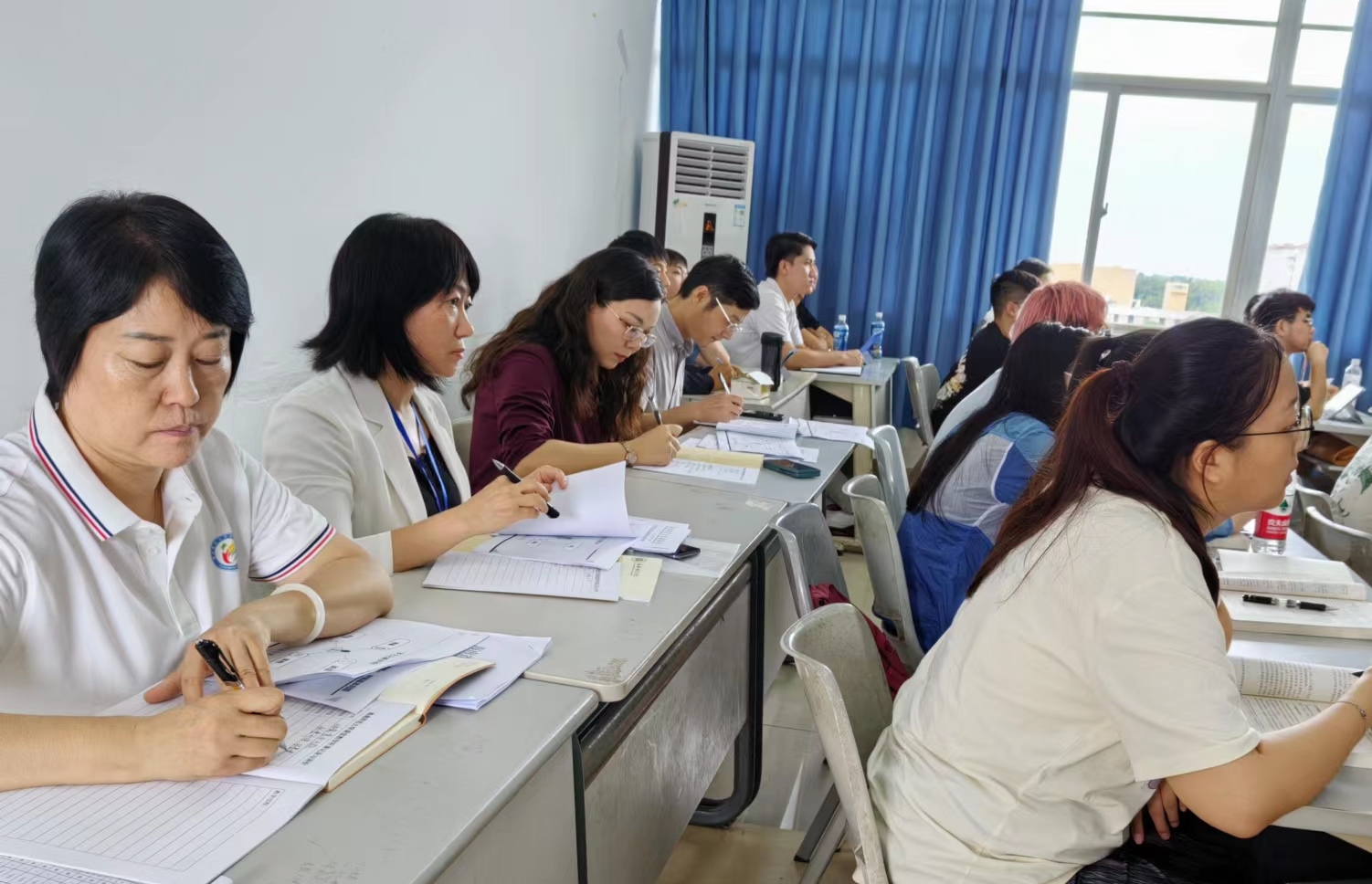 校领导检查开学工作并与学生同上开学第一课