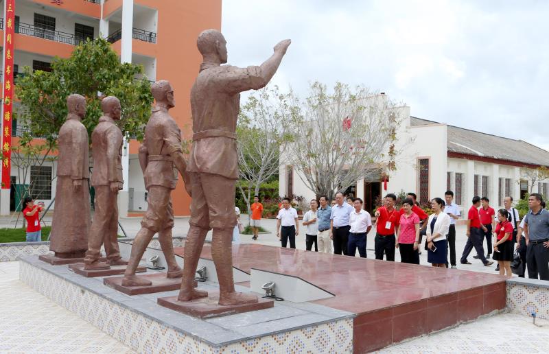 李红梅带队到东方市调研并签署市校战略合作协议