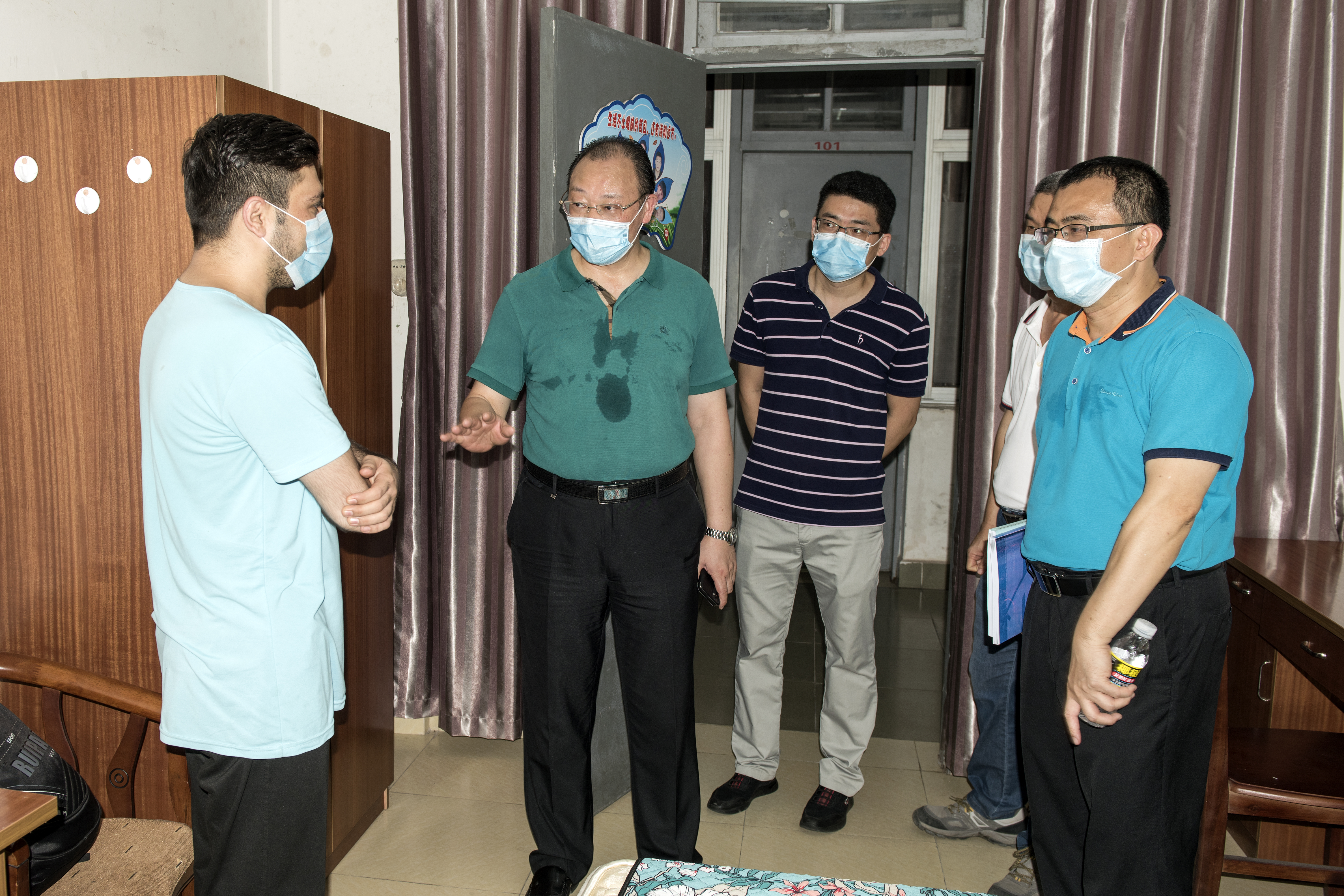 校领导看望返校国际学生