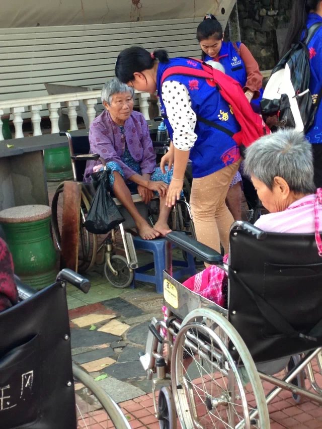 外国语学院开展“俏夕阳”志愿活动