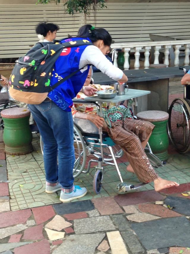 外国语学院开展“俏夕阳”志愿活动