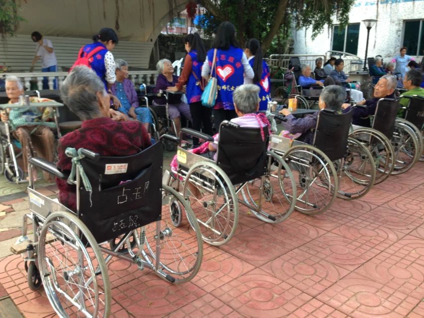 外国语学院开展“俏夕阳”志愿活动