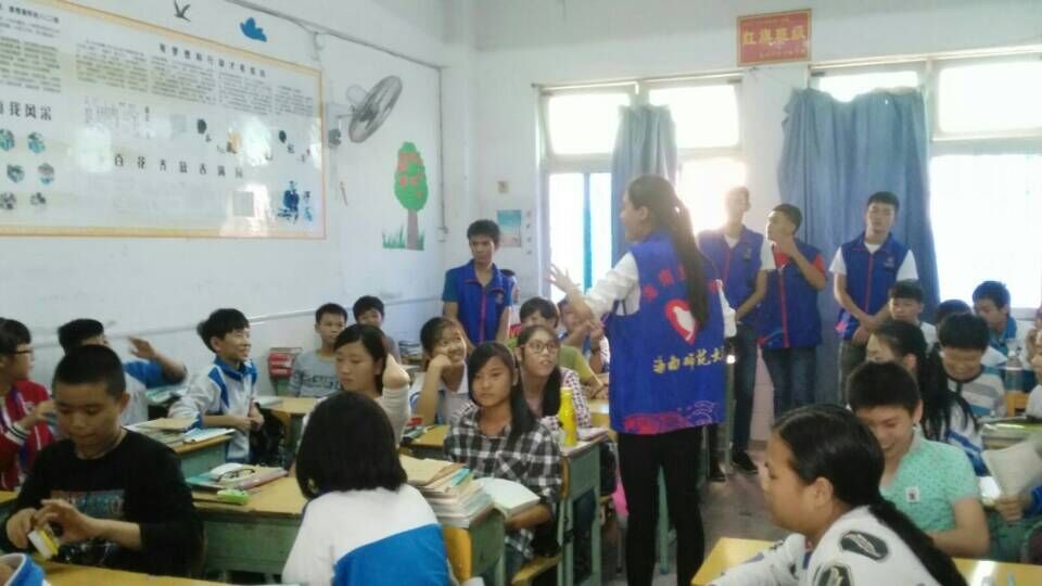 创意无限 精彩服务――记物理与电子工程学院“科技小发明”志愿服务活动 