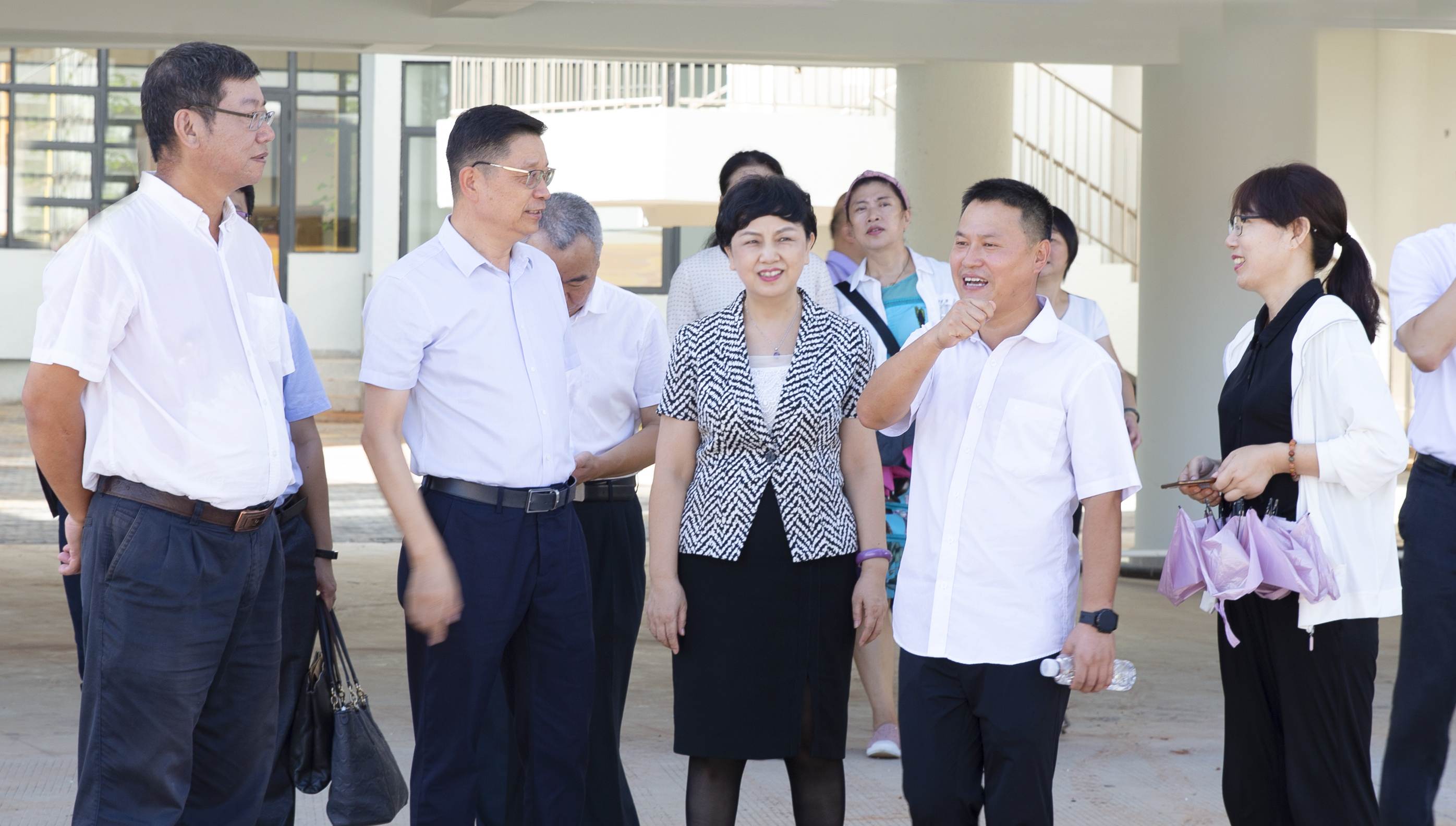 我校与秀英区教育局签约合办海口新海学校