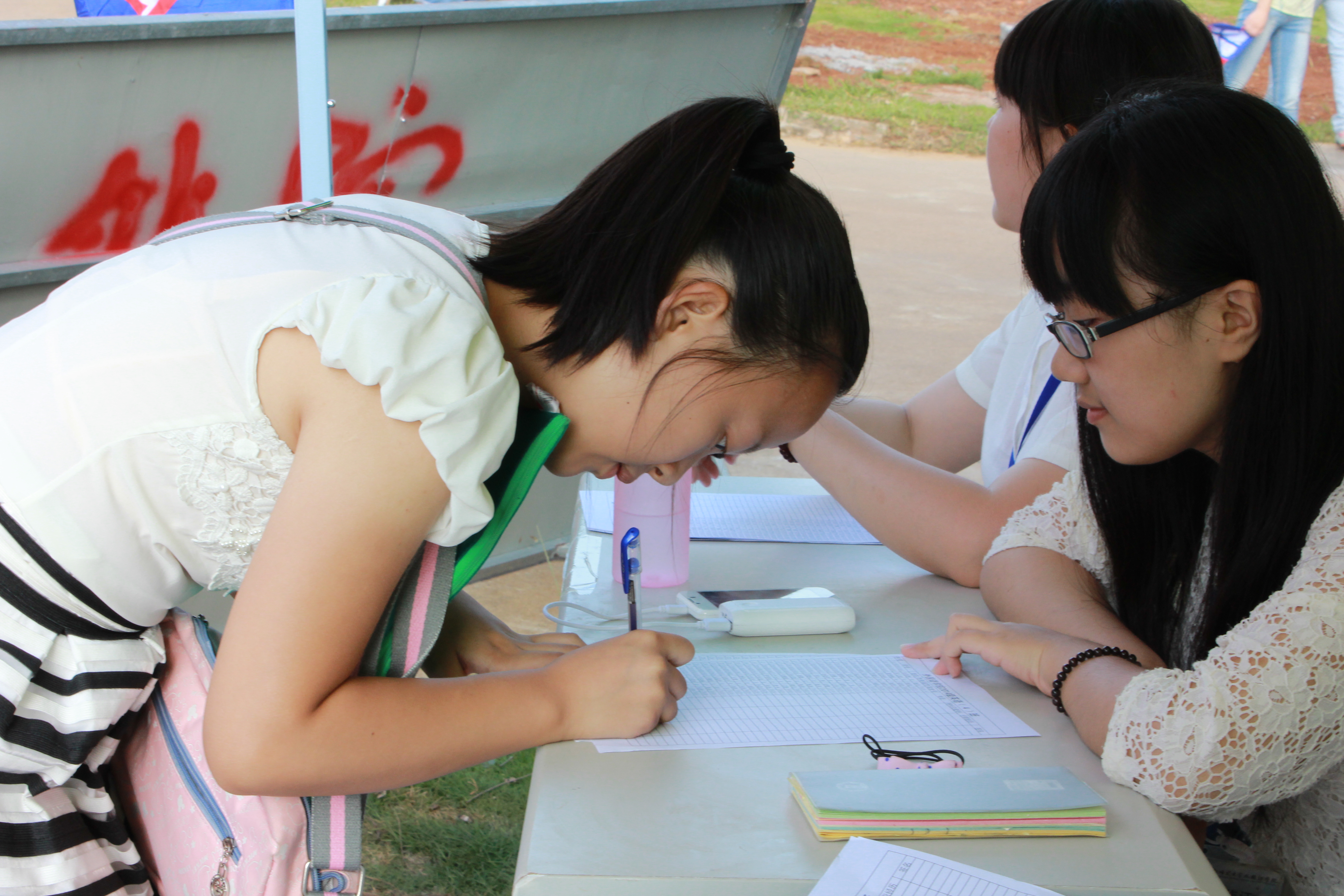 喜迎开学季 缘聚外国语――外国语学院迎接2014级新生