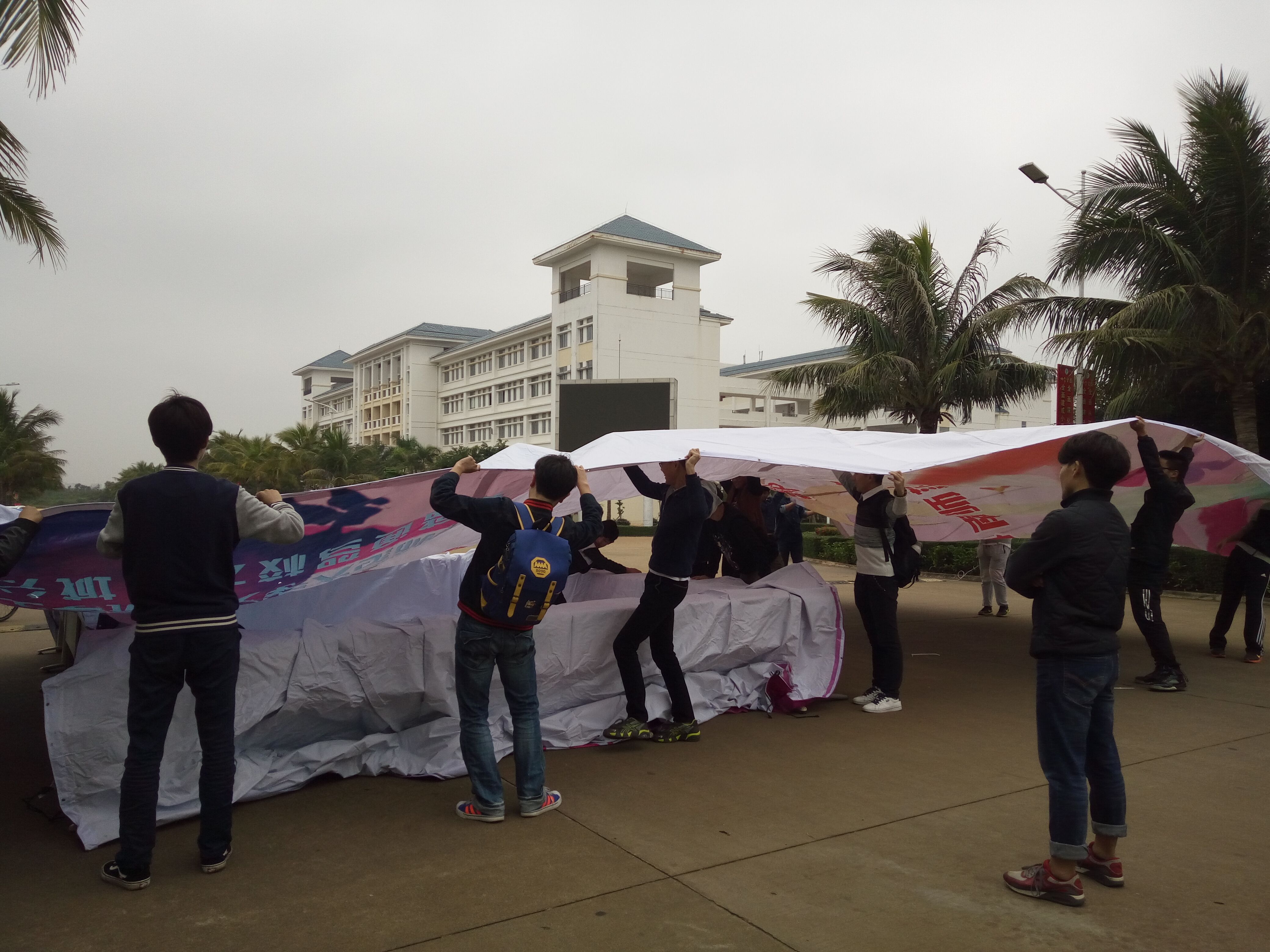 为院添彩 喜迎元旦――记文学院学生干部布置元旦游园场地