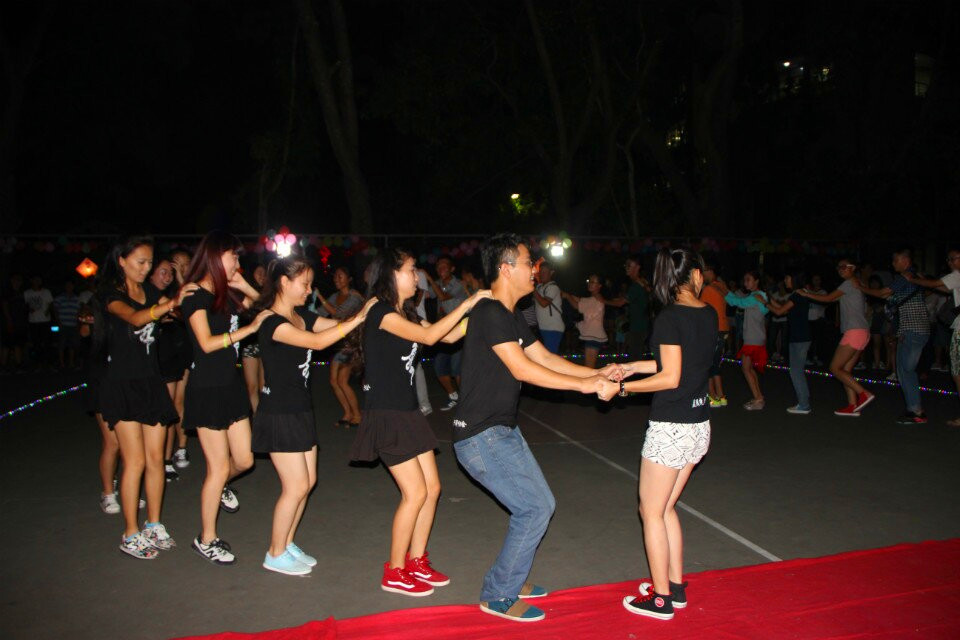 舞见奇谭――记物电学院扫盲舞会 