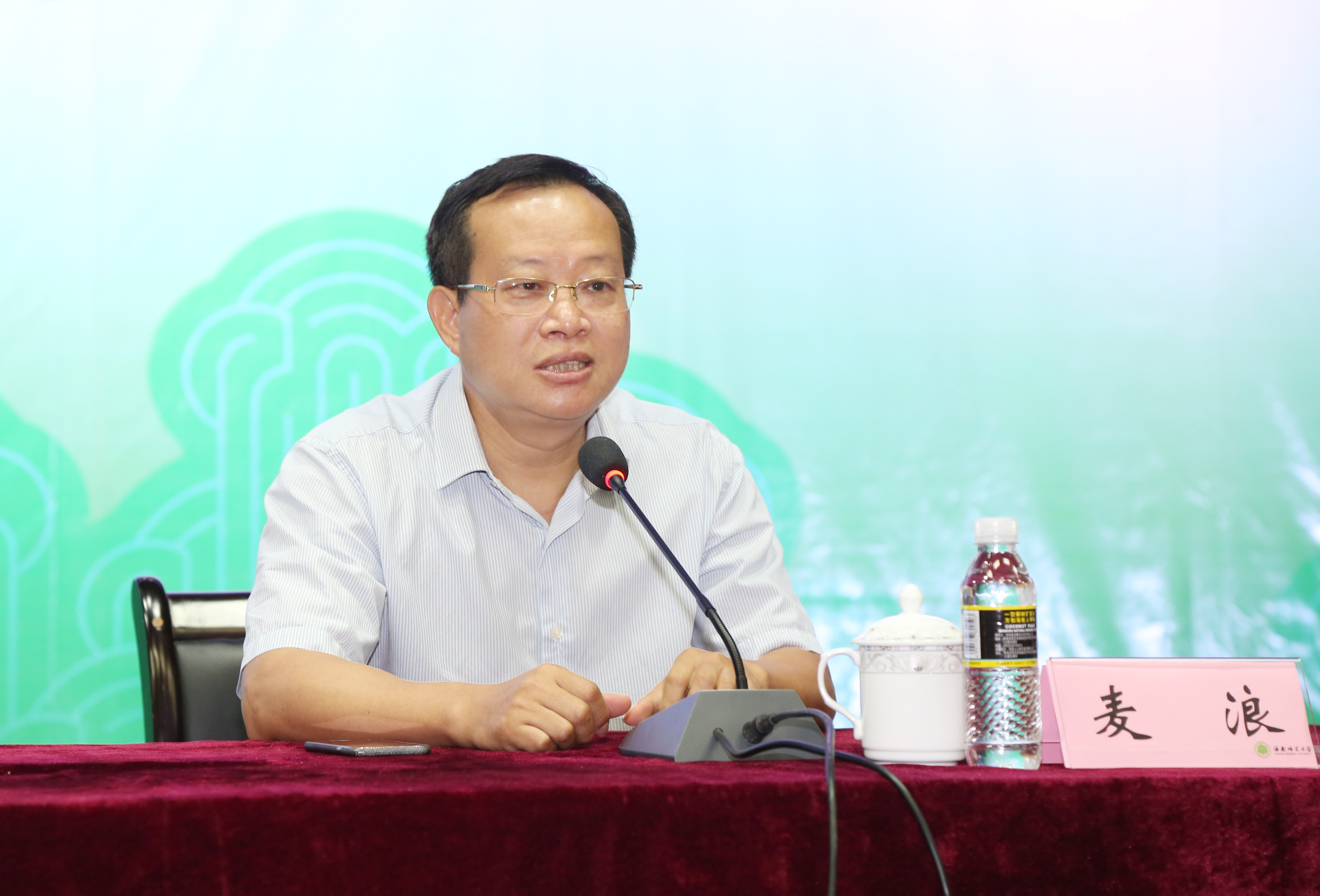 首届海南省高校思想政治工作学术论坛闭幕