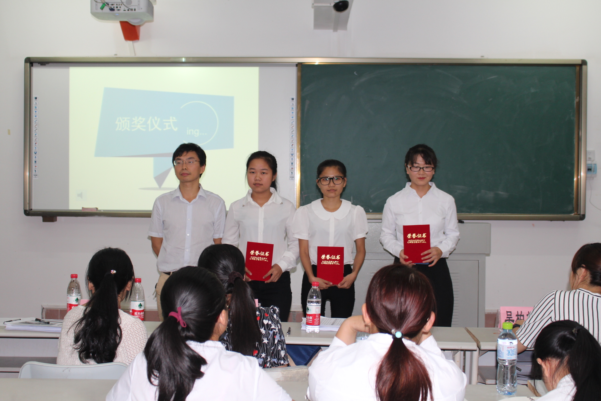 青年之声・展现教师风采 绽放夏日之花――记物理与电子工程学院教师技能大赛复赛