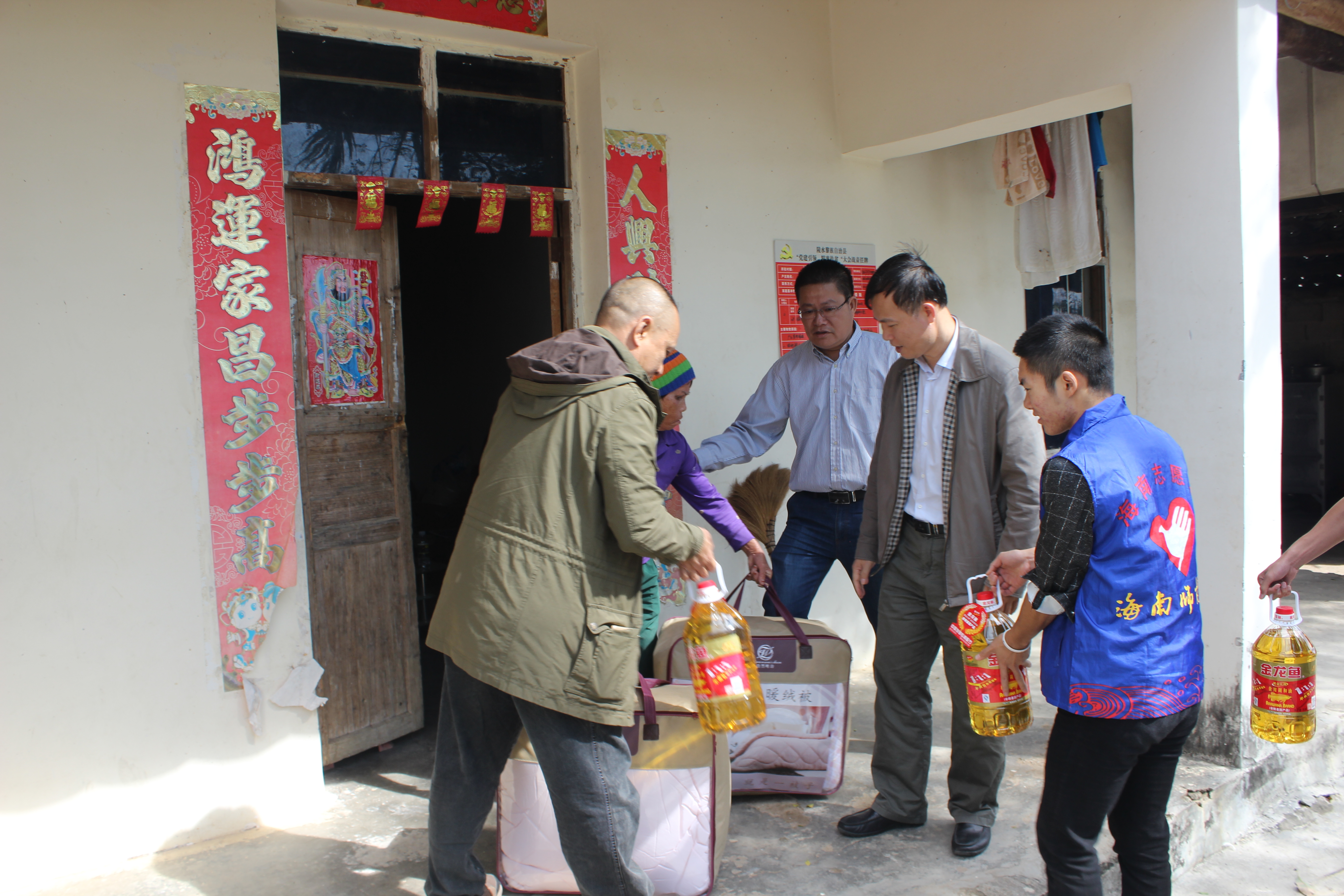 体育学院走进陵水亚欠村开展精准扶贫工作