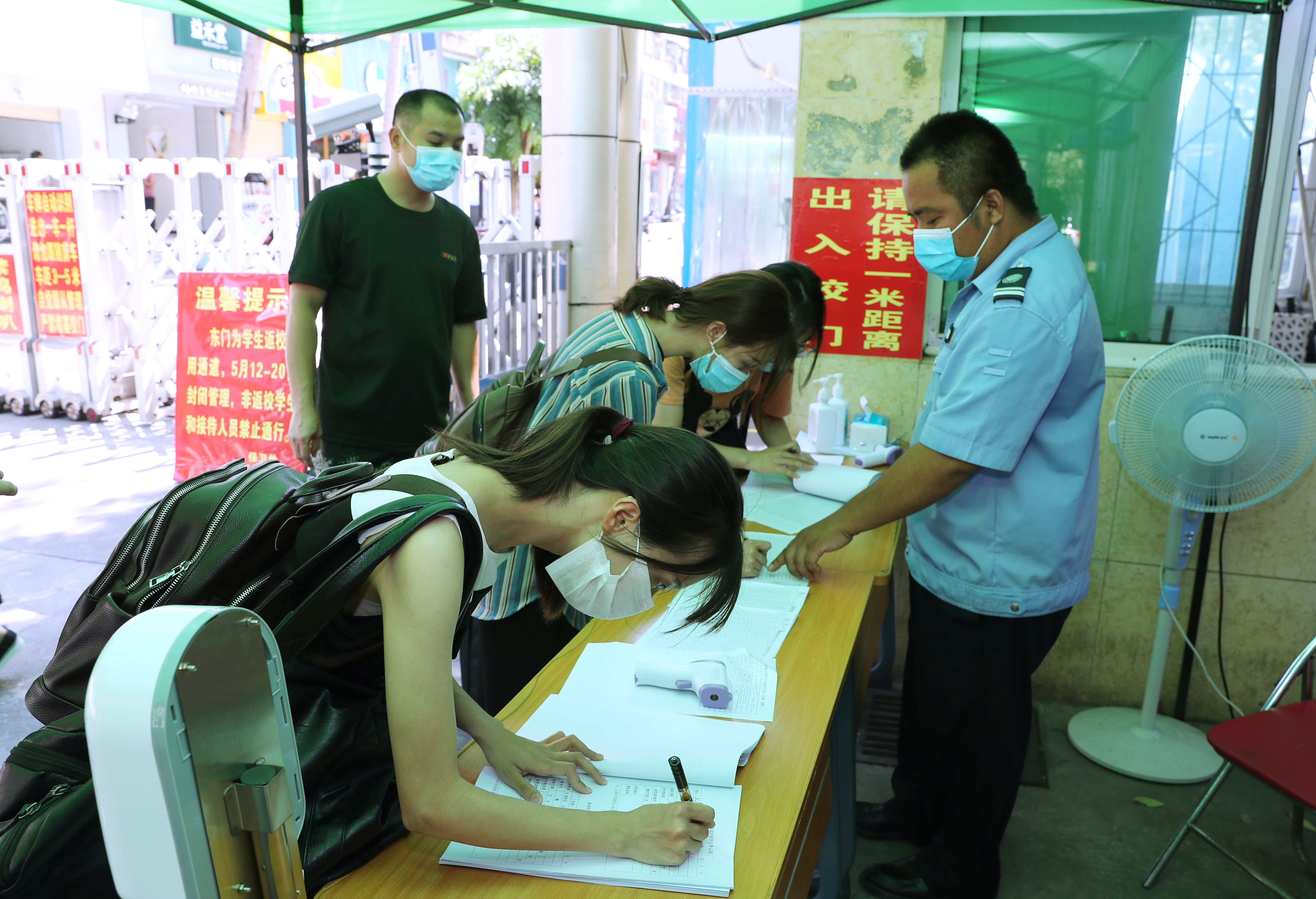 校领导迎接返校第二批学生