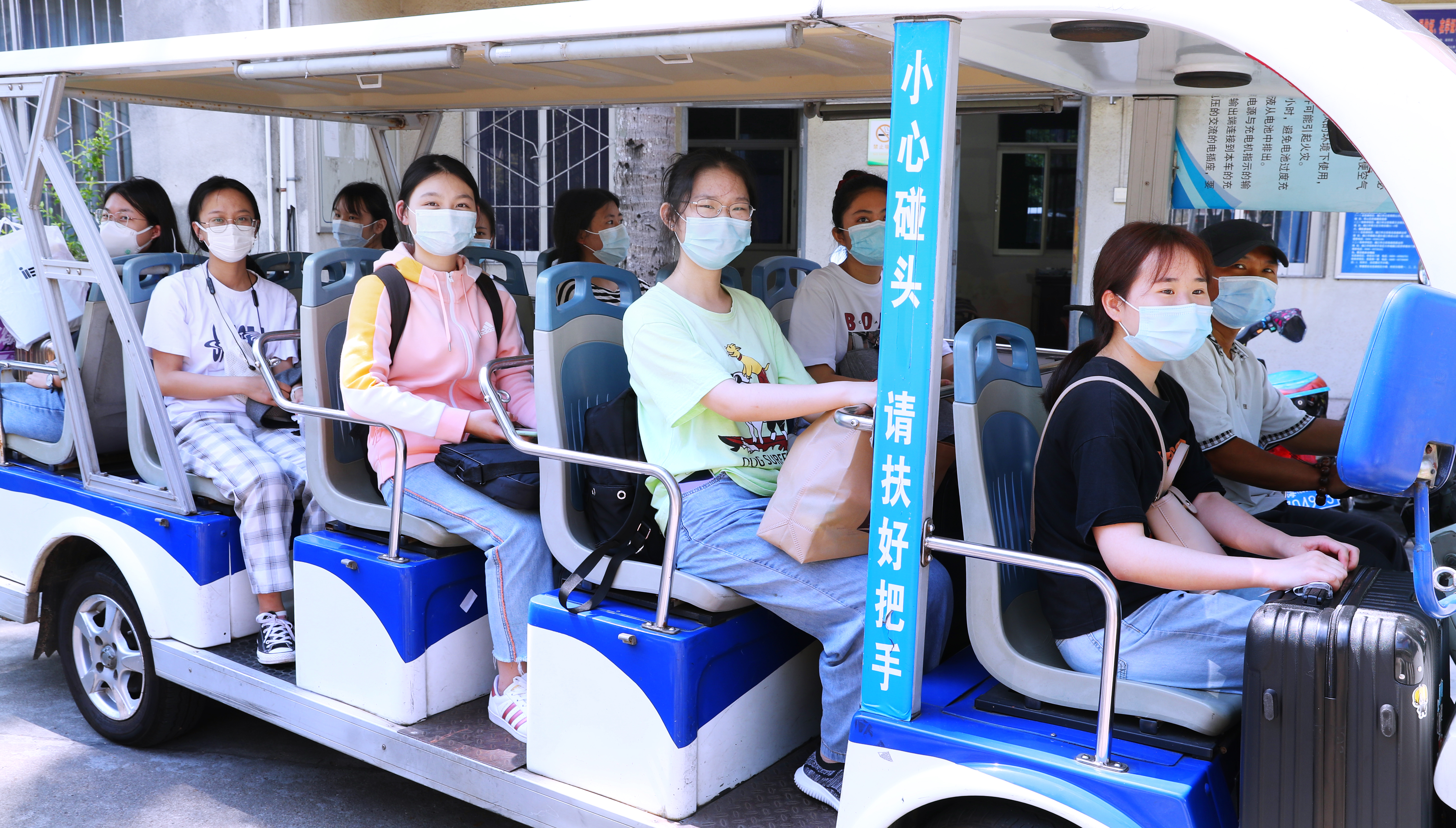 校领导迎接返校第二批学生