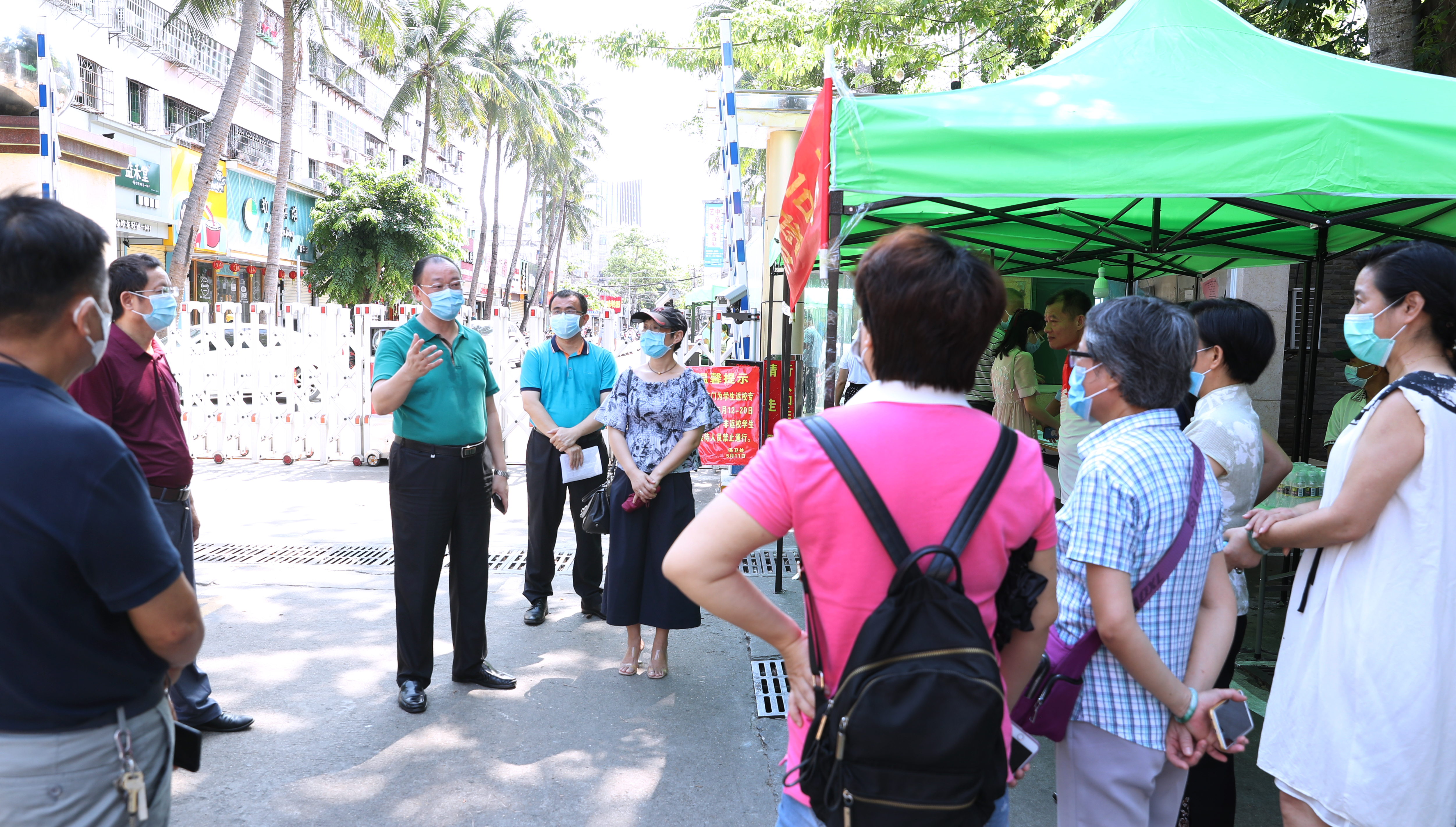 校领导迎接返校第二批学生