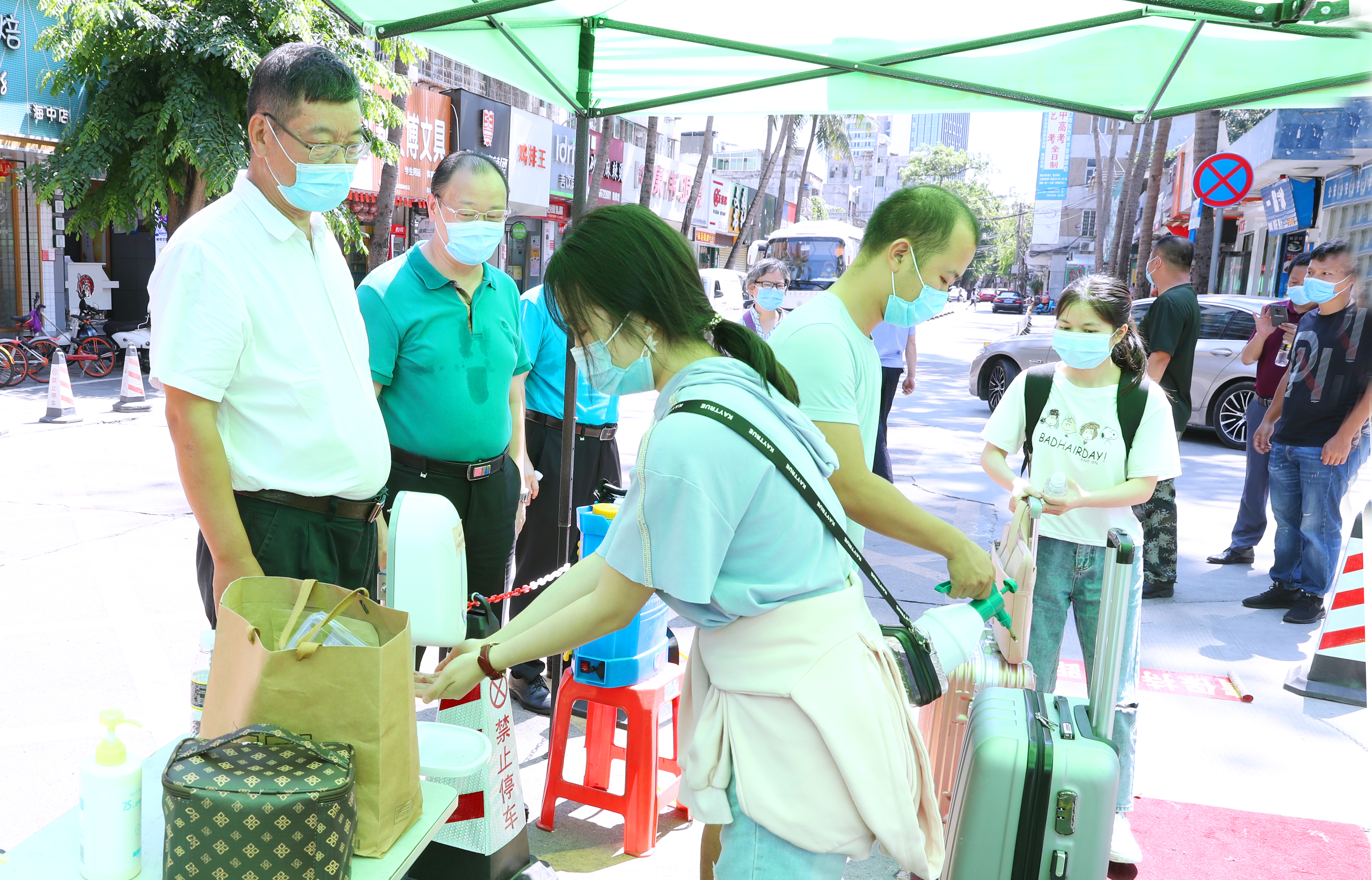 校领导迎接返校第二批学生