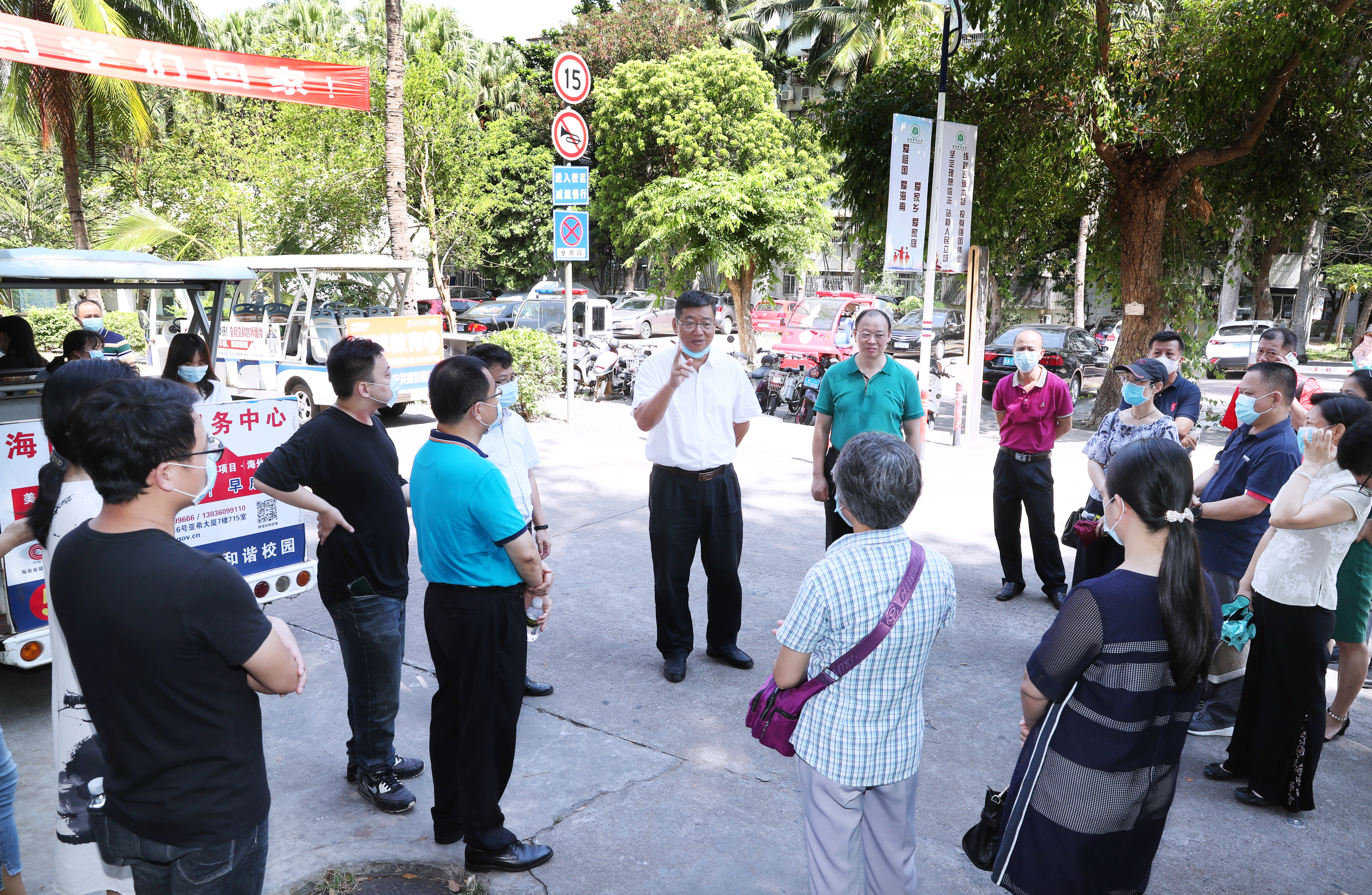 校领导迎接返校第二批学生