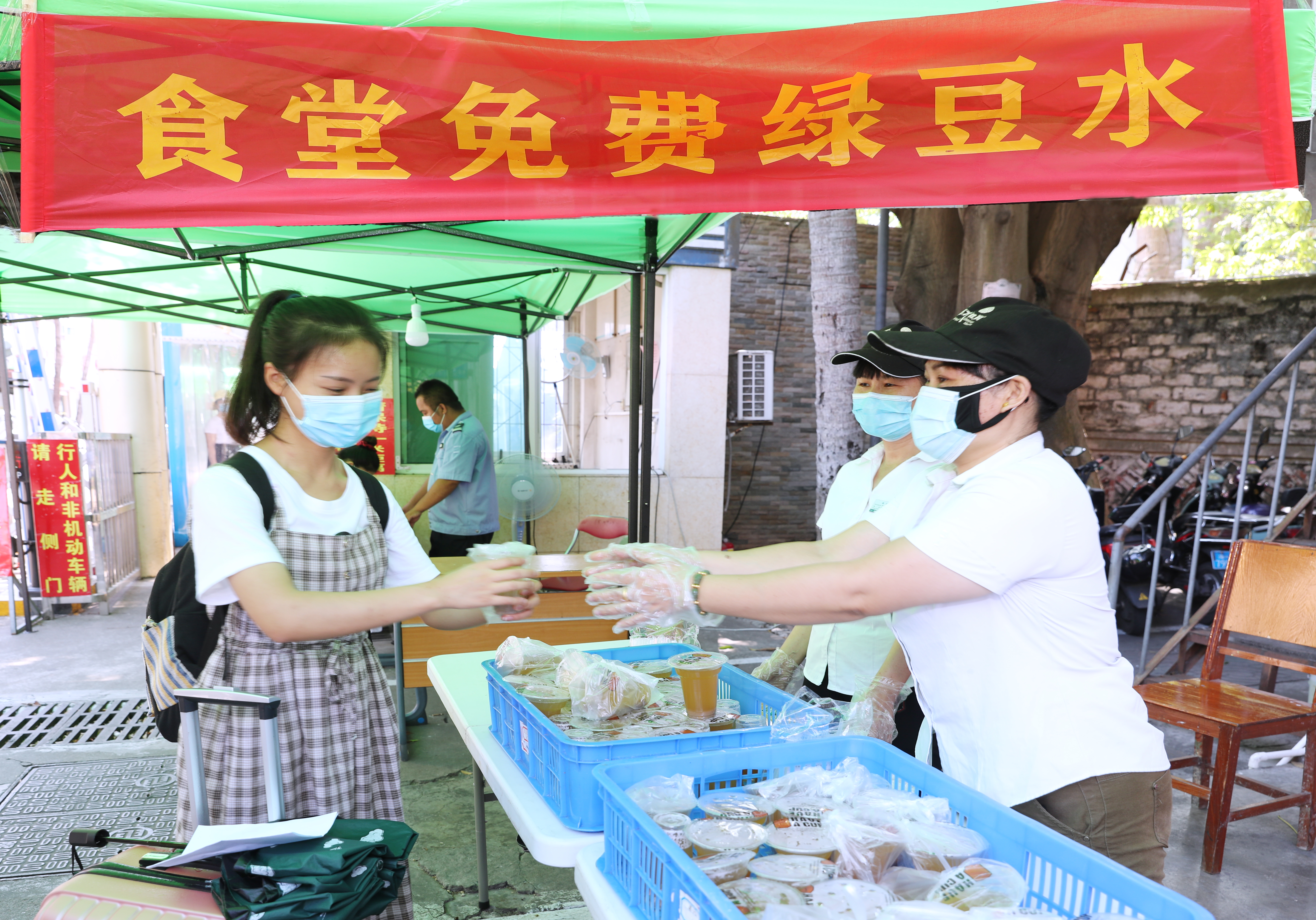 校领导迎接返校第二批学生