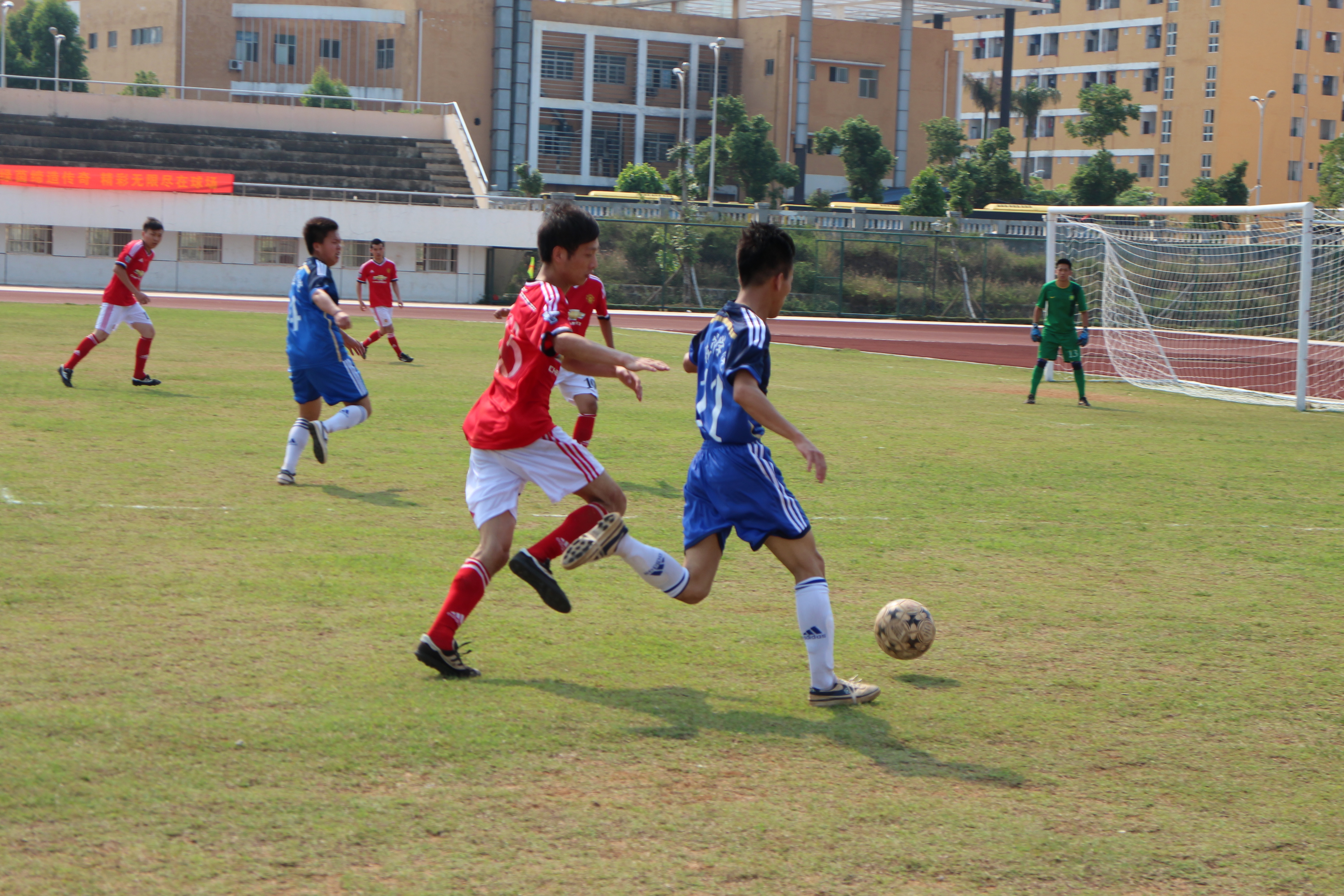 激情足球 见证青春――记海南师范大学足球赛小组预赛