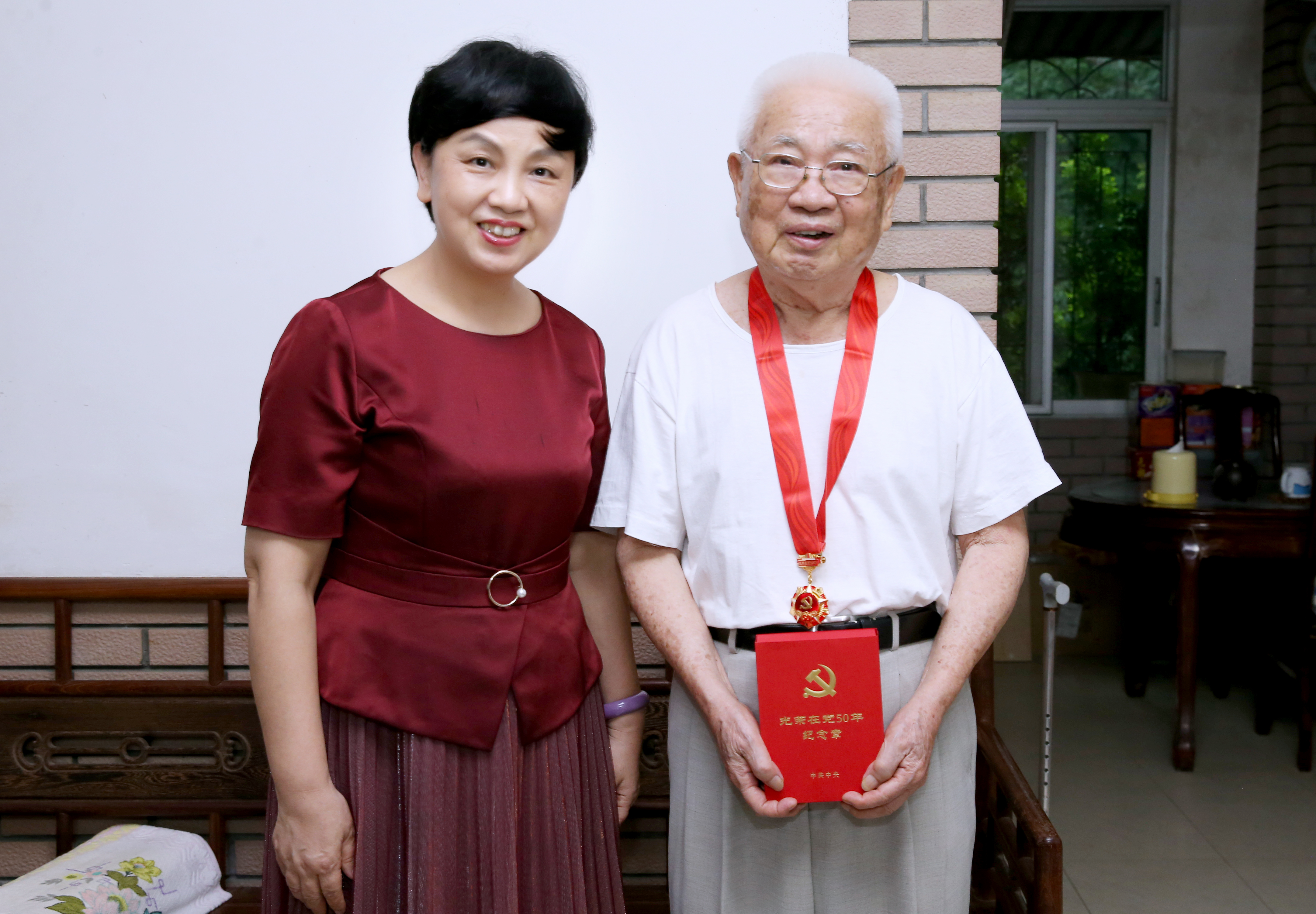 李红梅走访慰问老党员