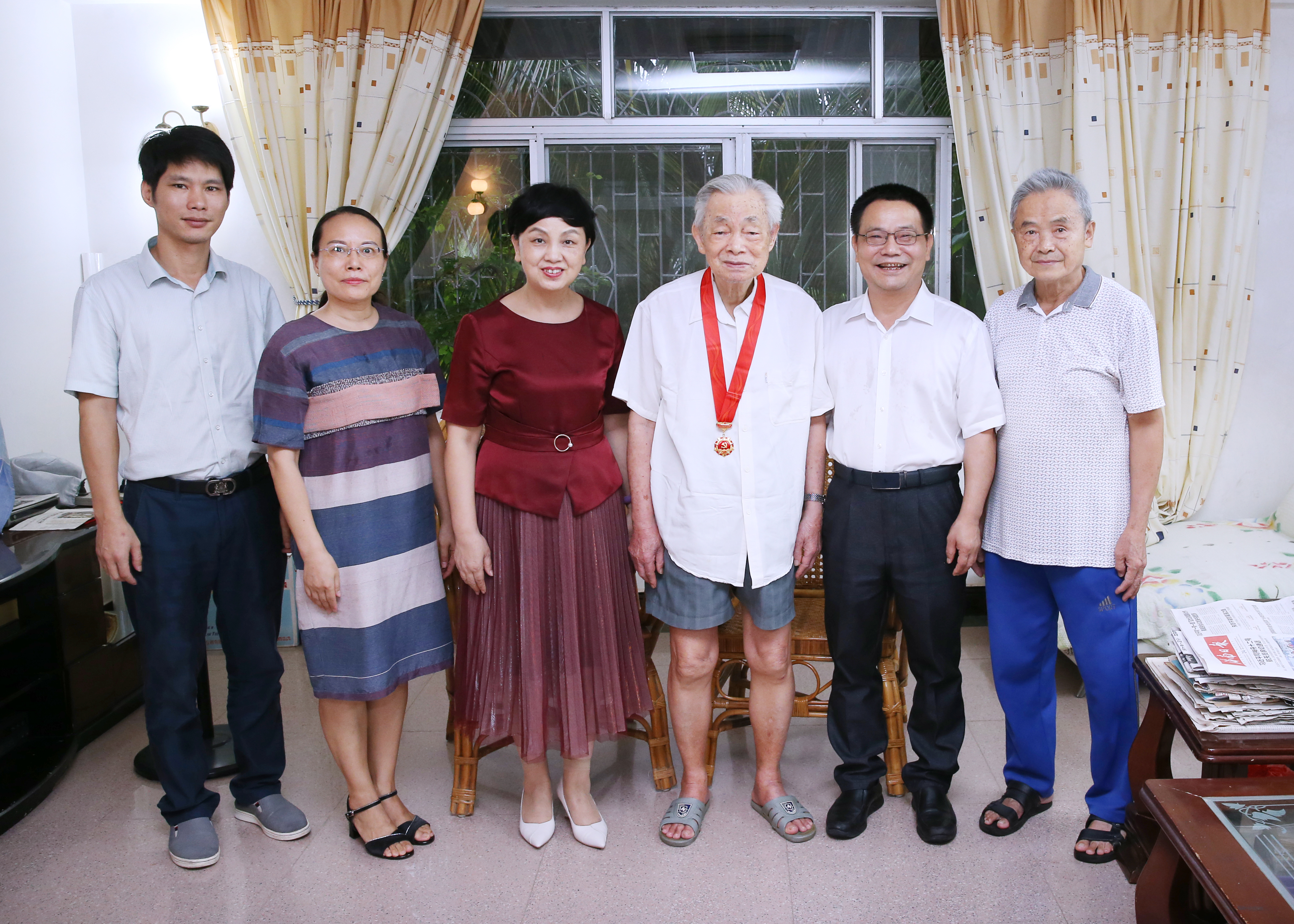 李红梅走访慰问老党员