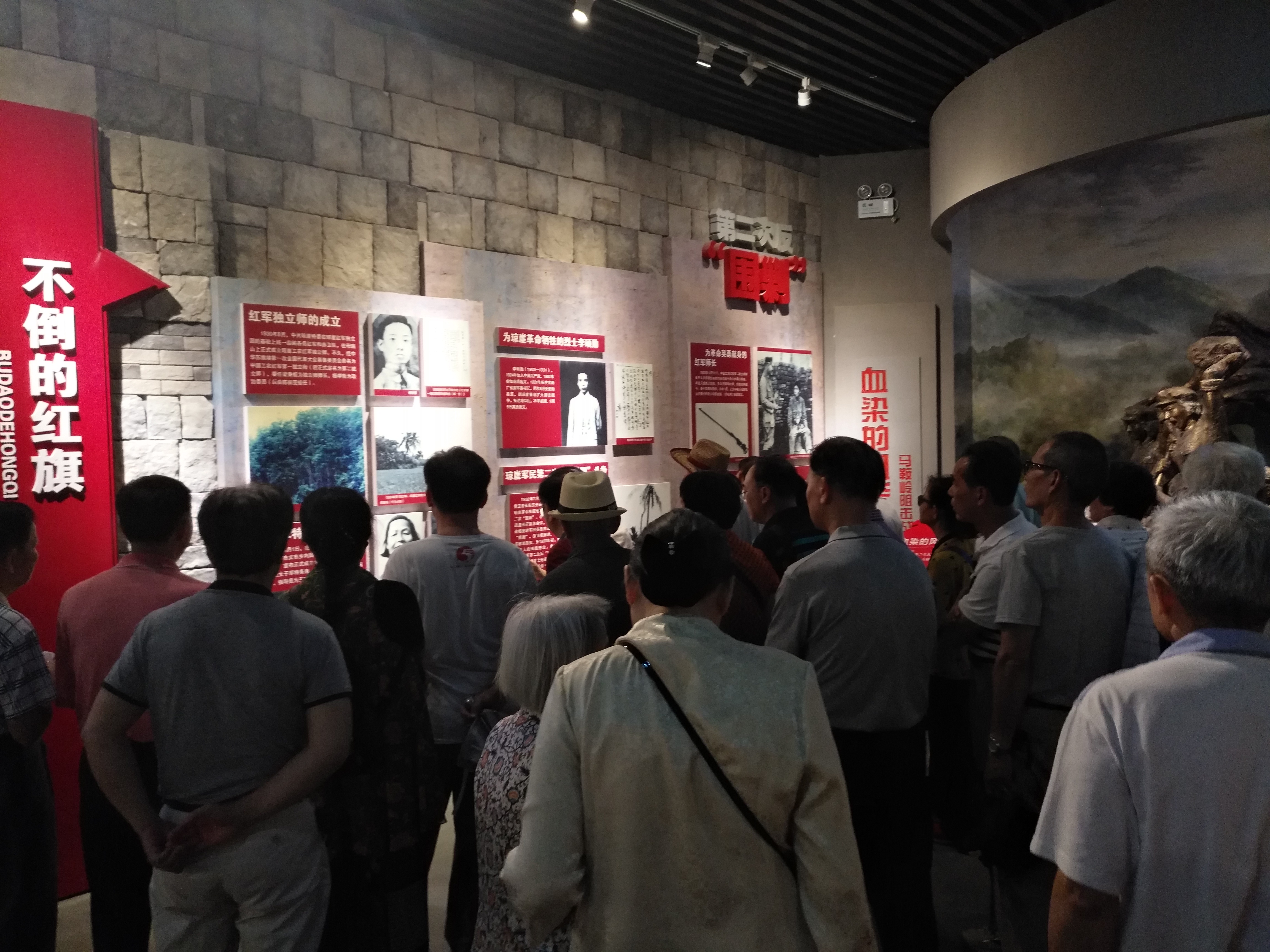 我校离退休党员开展“我看革命老区新变化”活动