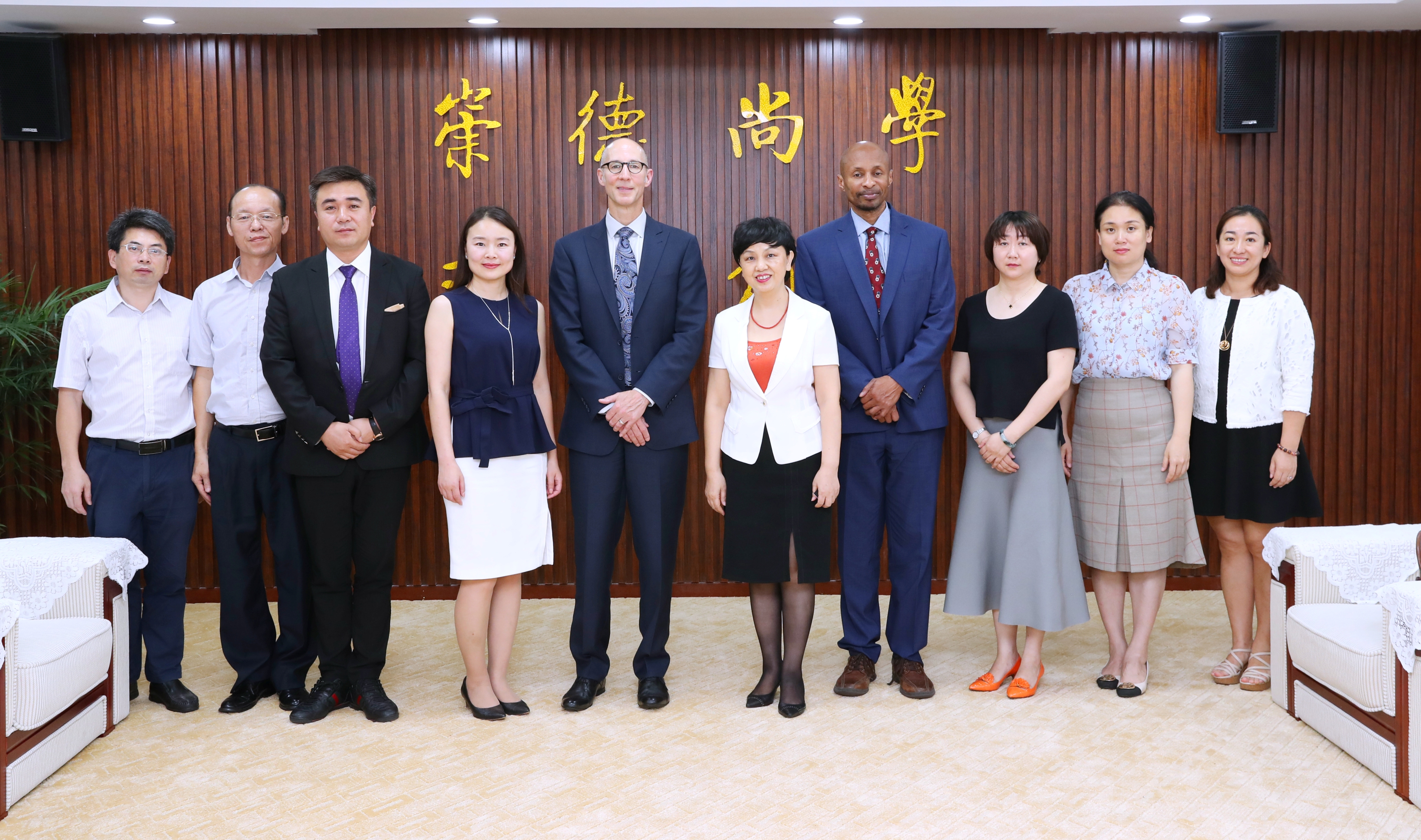 我校与好莱坞哥伦比亚学院签约合作 拟共建国际电影学院