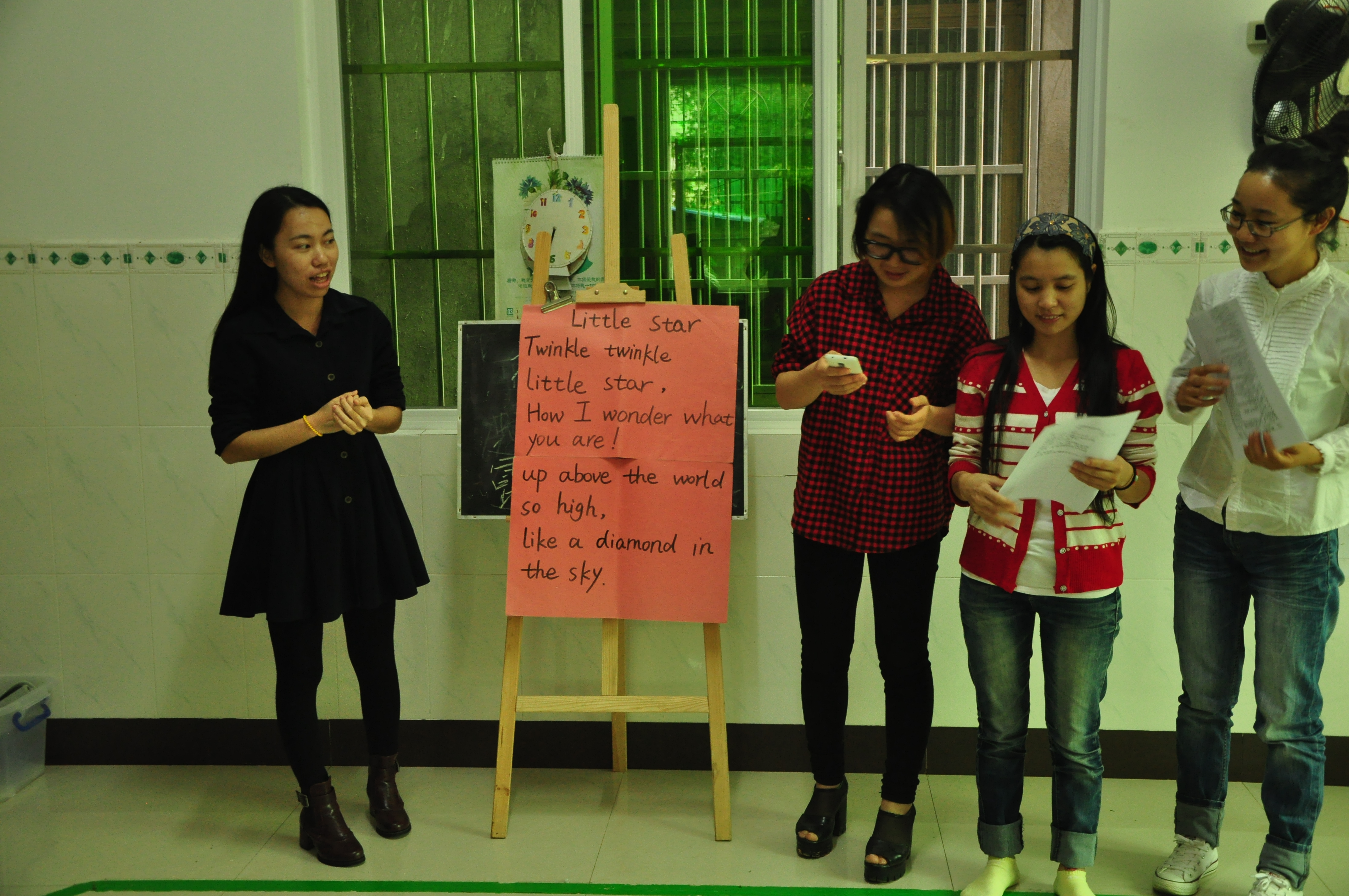 游戏中学习  欢笑里成长――记外国语学院开展Learning  by  doing志愿活动