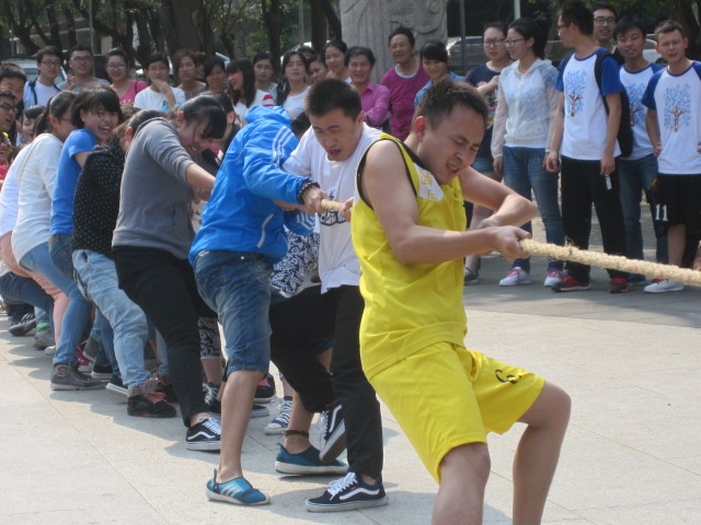 生命科学学院举办拔河比赛庆祝女生节——记生命科学学院第三届女生节活动