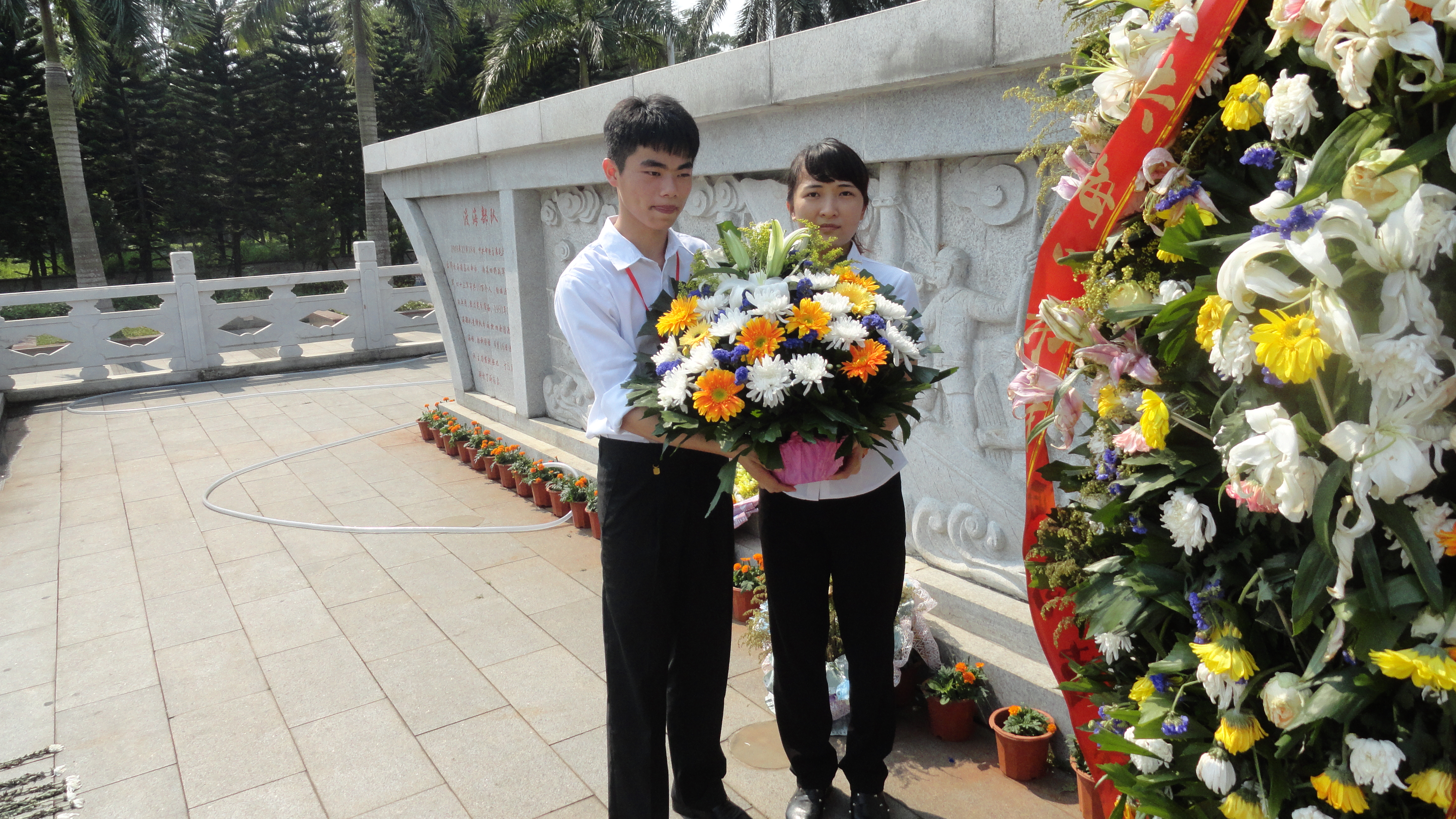 缅怀革命先烈，弘扬爱国精神――记音乐学院赴金牛岭烈士陵园开展扫墓活动