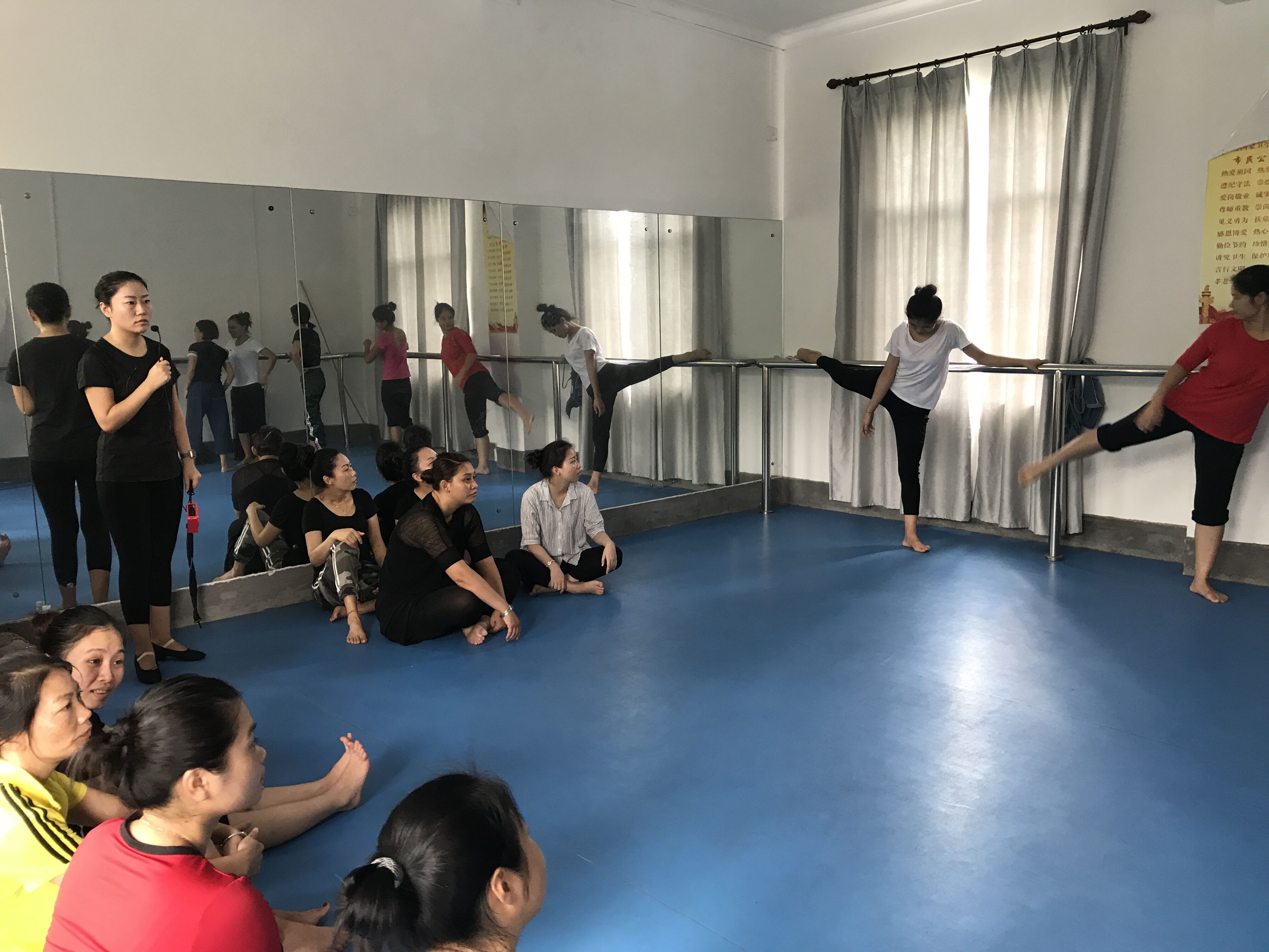 琼中、儋州两地幼儿园教师来我校参加技能培训